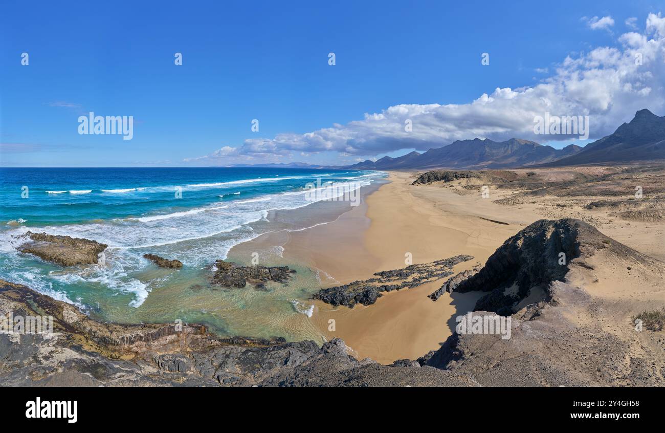 Spiaggia Playa de Cofete a Fuerteventura - vista dal massiccio roccioso di Punta Playa Foto Stock