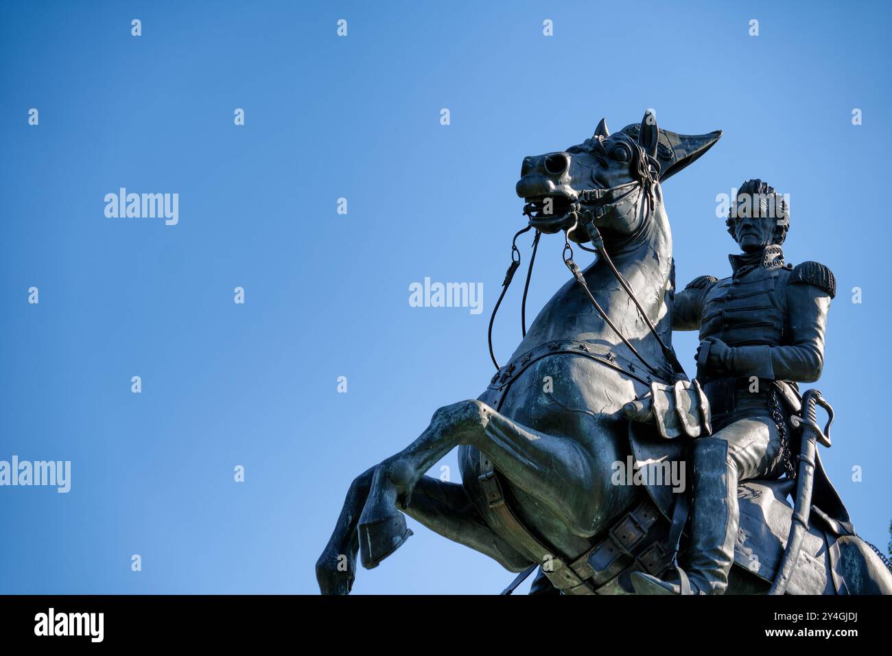 Statua equestre di Andrew Jackson Lafayette Park Washington DC // WASHINGTON DC - la statua equestre in bronzo di Andrew Jackson, il settimo presidente degli Stati Uniti, si trova al centro di Lafayette Park. Creata dallo scultore Clark Mills e dedicata nel 1853, è stata la prima statua in bronzo fusa negli Stati Uniti e la prima statua equestre al mondo ad essere bilanciata esclusivamente sulle zampe posteriori del cavallo senza ulteriore sostegno. Lafayette Park, situato direttamente a nord della Casa Bianca, fa parte del President's Park e funge da luogo di ritrovo pubblico. La statua commemora Jack Foto Stock