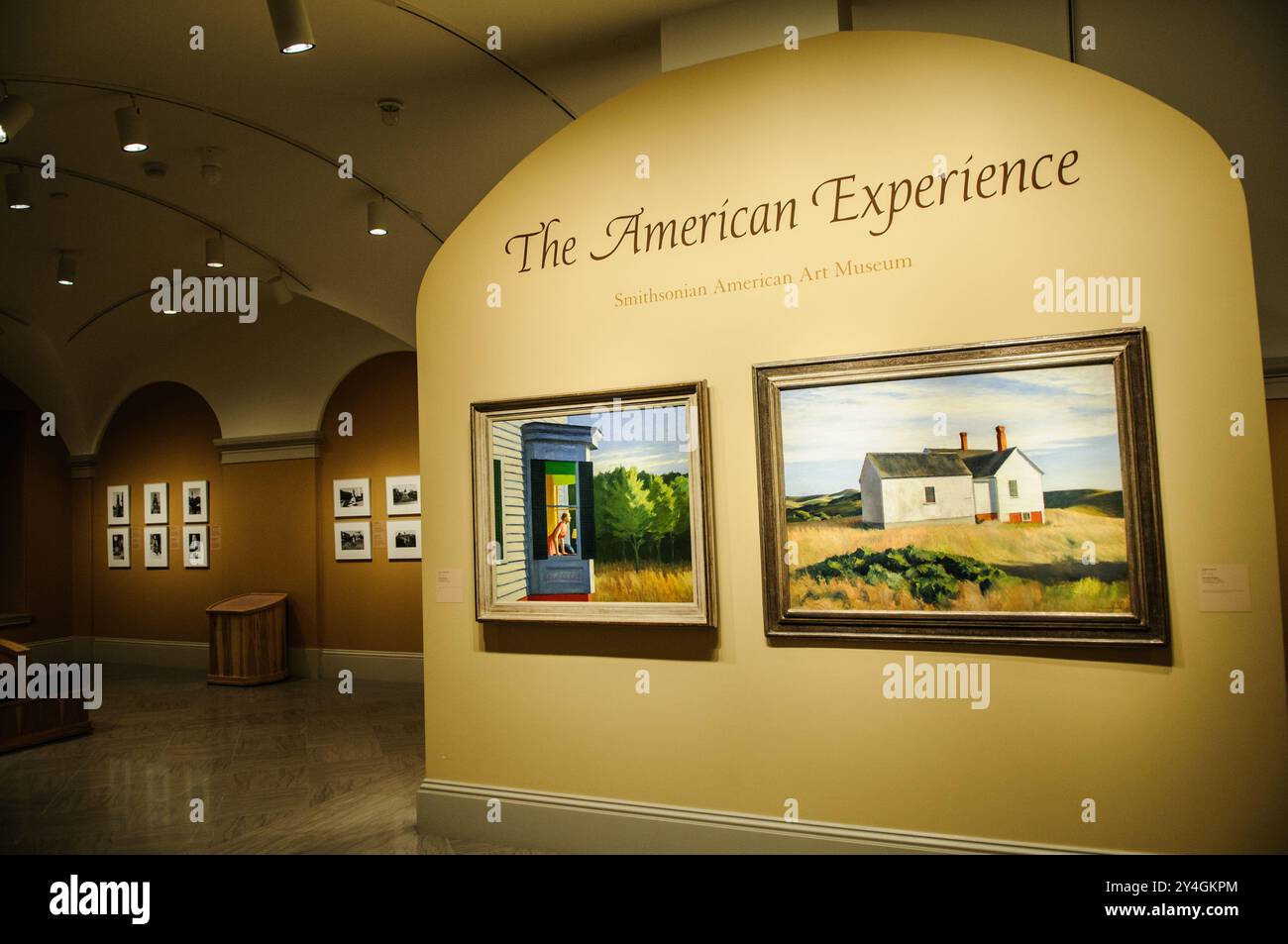 WASHINGTON, DC, Stati Uniti: L'ingresso alla mostra American Experience allo Smithsonian American Art Museum, con Cape Cod Morning (1950) sulla sinistra e Ryder's House (1933) sulla destra, entrambi dipinti da Edward Hopper. La mostra mette in evidenza opere notevoli di artisti americani. Foto Stock