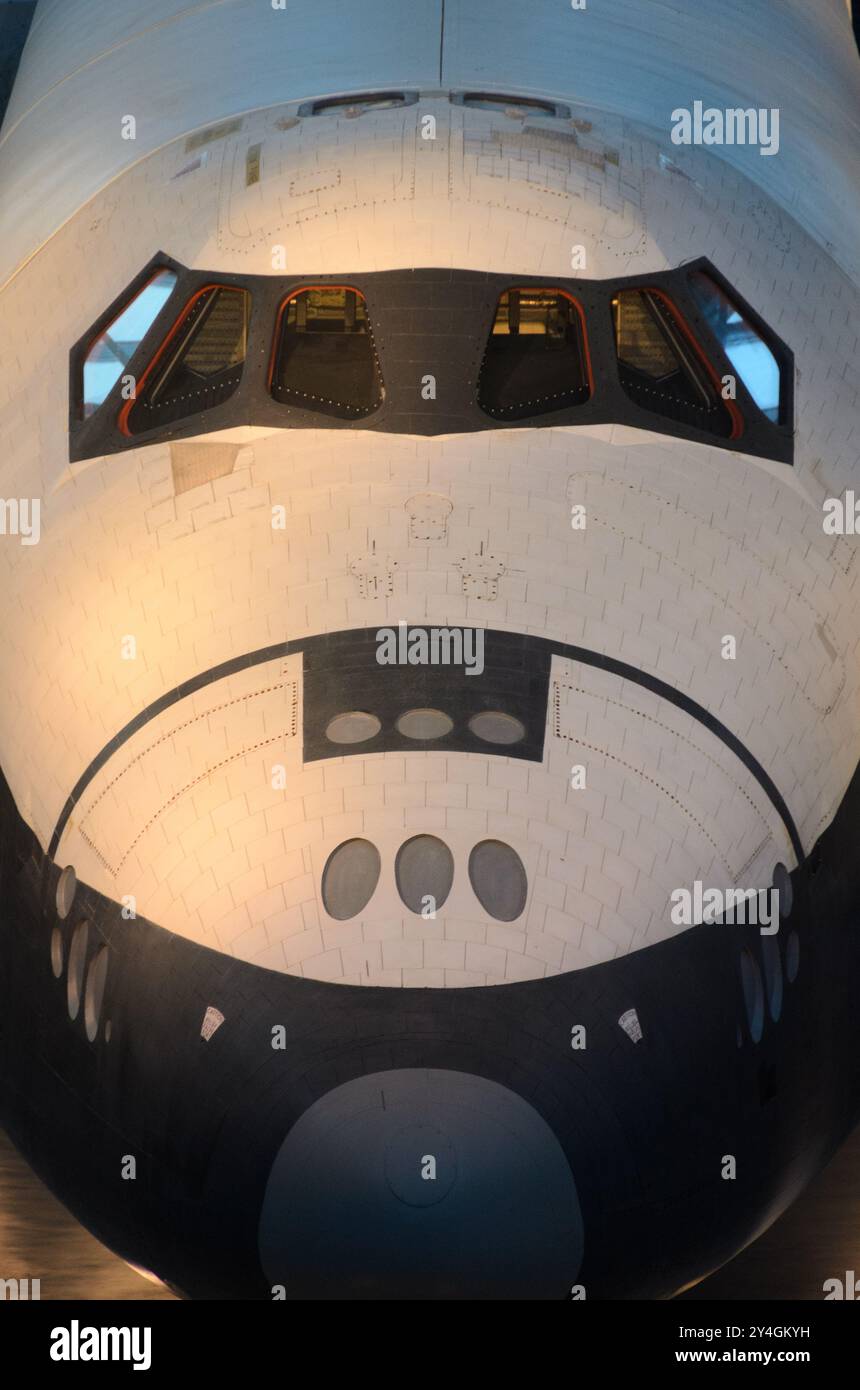 WASHINGTON DC - lo Space Shuttle Enterprise in mostra allo Smithsonian National Air and Space Museum. Questa storica navicella spaziale, il primo orbiter del programma Space Shuttle, servì come veicolo di prova e spianò la strada a future navette operative. L'Enterprise è stato poi sostituito nel museo dallo Space Shuttle Discovery. Foto Stock