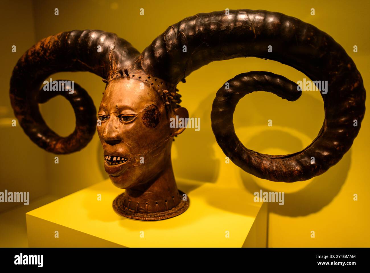 WASHINGTON DC - una maschera dei primi anni del XX secolo dai popoli Efik della Nigeria esposta allo Smithsonian National Museum of African Art Gli Efik sono un gruppo etnico localizzato principalmente nello stato di Cross River nel sud-est della Nigeria, noto per le loro ricche tradizioni culturali e il loro patrimonio artistico. La maschera rappresenta l'artigianato sofisticato e le pratiche spirituali della società Efik dei primi anni del XX secolo. Lo Smithsonian National Museum of African Art ha aperto nella sua posizione attuale nel 1987 come struttura per lo più sotterranea dietro lo Smithsonian Castle sul National Mall. Il museo è dedic Foto Stock