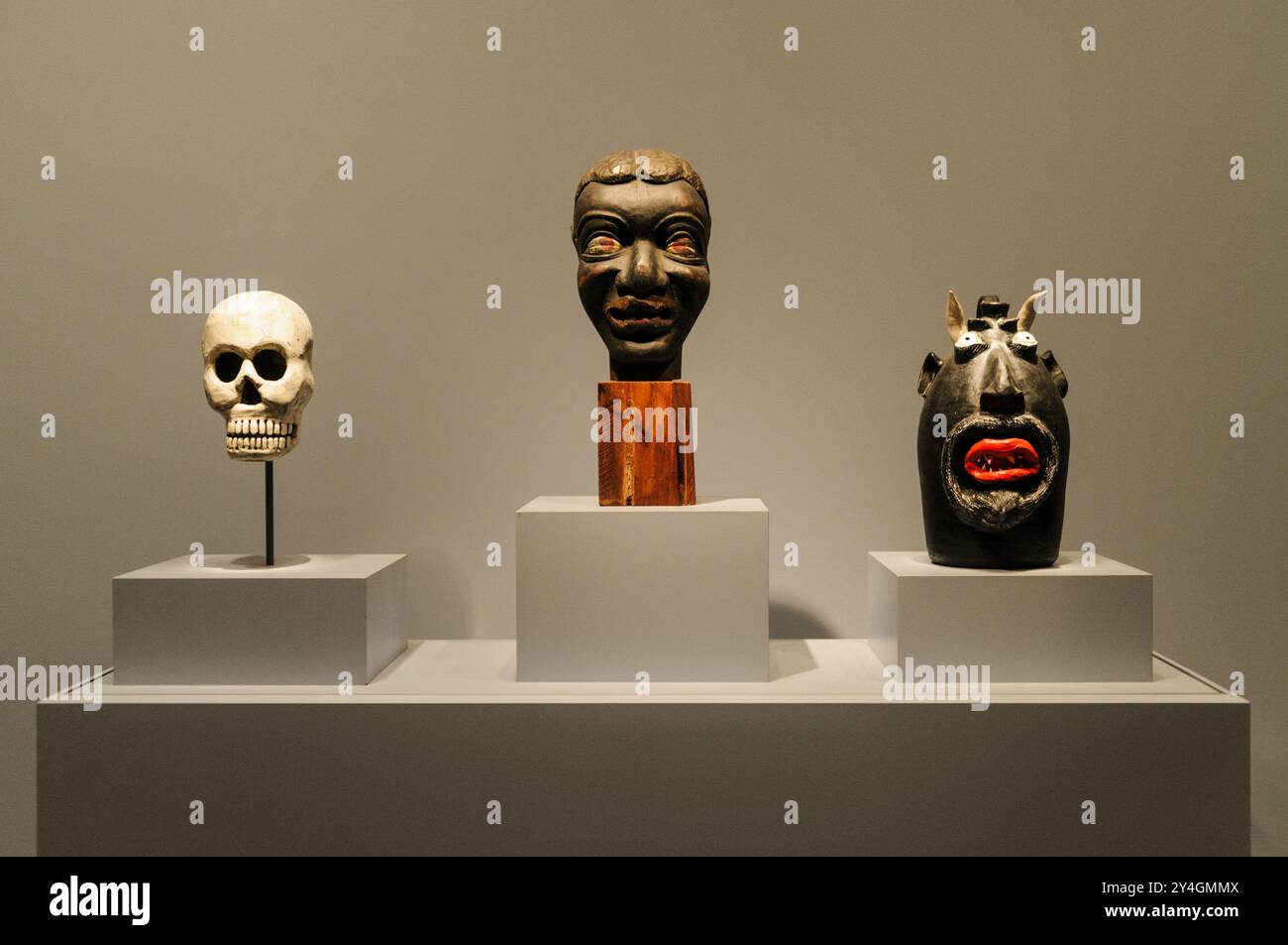 Tre teste stilizzate che fanno parte della mostra di arte popolare al Donald W. Reynolds Center for American Art and Portraiture nel centro di Washington D. Foto Stock