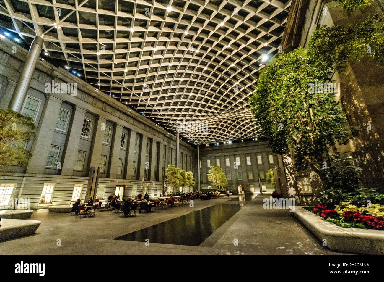 L'interno del Robert and Arlene Kogod Courtyard nel centro dello Smithsonian's David W. Reynolds Center for American Art and Portraiture in Foto Stock