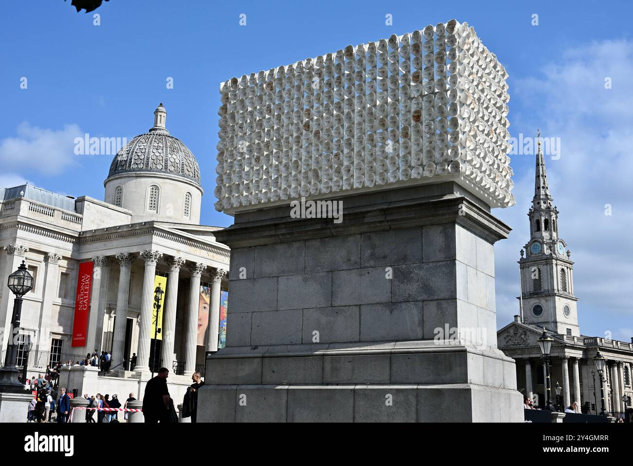 Londra, Regno Unito. Una nuova scultura del quarto Plinio dell'artista messicana Teresa Margolles è stata inaugurata a Trafalgar Square. L'opera d'arte fatta di maschere raffiguranti volti di persone transgender e non binarie mira a "unire la comunità trans in tutto il mondo" credito: michael melia/Alamy Live News Foto Stock