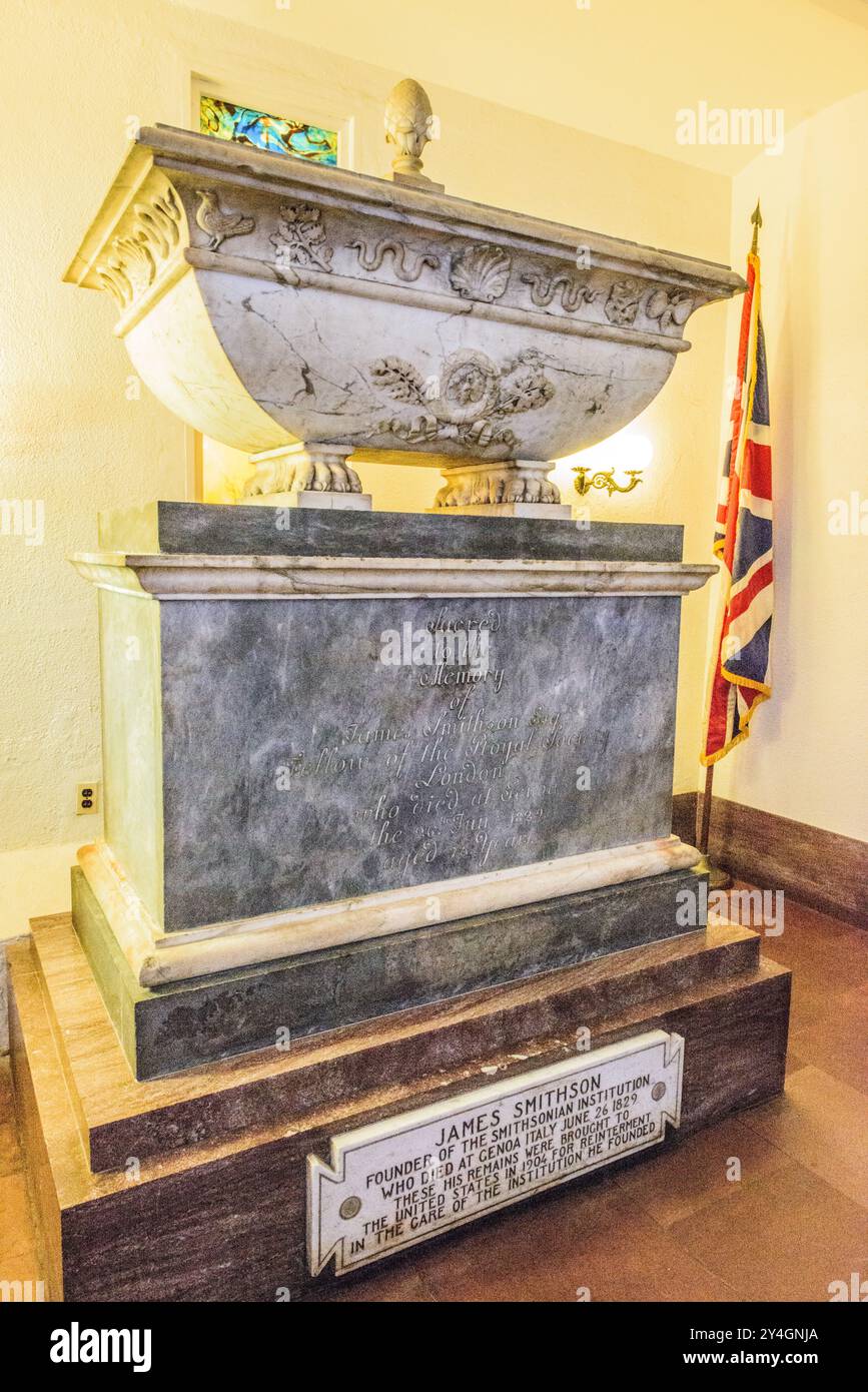WASHINGTON DC - la Smithson Crypt all'interno dello Smithsonian Castle sul National Mall, contenente i resti di James Smithson, fondatore dello Smithsonian Institution. Questo solenne memoriale, ospitato all'interno dell'iconico edificio in pietra arenaria rossa dell'istituzione, rende omaggio allo scienziato britannico il cui lascito ha portato alla creazione di uno dei più grandi musei e complessi di ricerca del mondo. Foto Stock