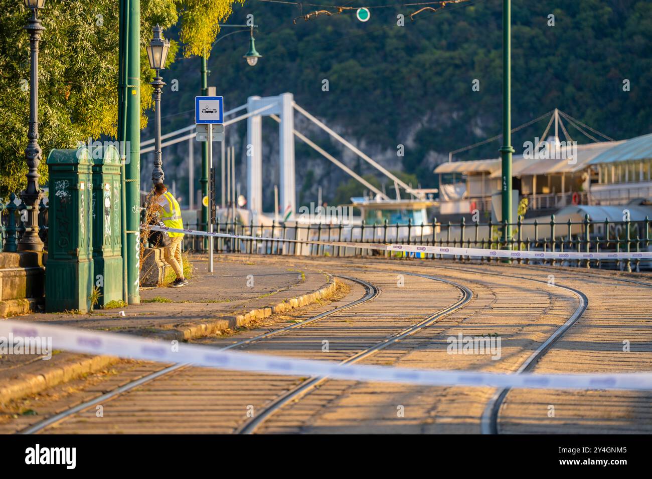Budapest, Ungheria - 17 settembre 2024: Budapest si prepara alle inondazioni, con le linee del tram bloccate dal nastro di attenzione come parte delle misure di emergenza. Foto Stock