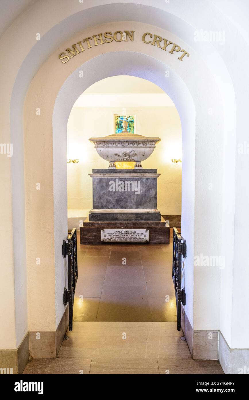 WASHINGTON DC - la Smithson Crypt all'interno dello Smithsonian Castle sul National Mall, contenente i resti di James Smithson, fondatore dello Smithsonian Institution. Questo solenne memoriale, ospitato all'interno dell'iconico edificio in pietra arenaria rossa dell'istituzione, rende omaggio allo scienziato britannico il cui lascito ha portato alla creazione di uno dei più grandi musei e complessi di ricerca del mondo. Foto Stock
