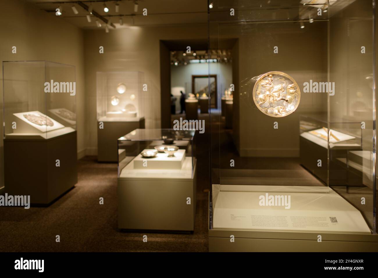 WASHINGTON DC - una mostra di antichi metalli persiani in mostra presso la Arthur M. Sackler Gallery di Washington DC. La collezione mostra intricati lavori metallici di vari periodi della storia persiana, che dimostrano l'artigianato avanzato e le tradizioni artistiche dell'antico Iran. Questa mostra fa parte della vasta collezione d'arte asiatica dello Smithsonian Institution. Foto Stock