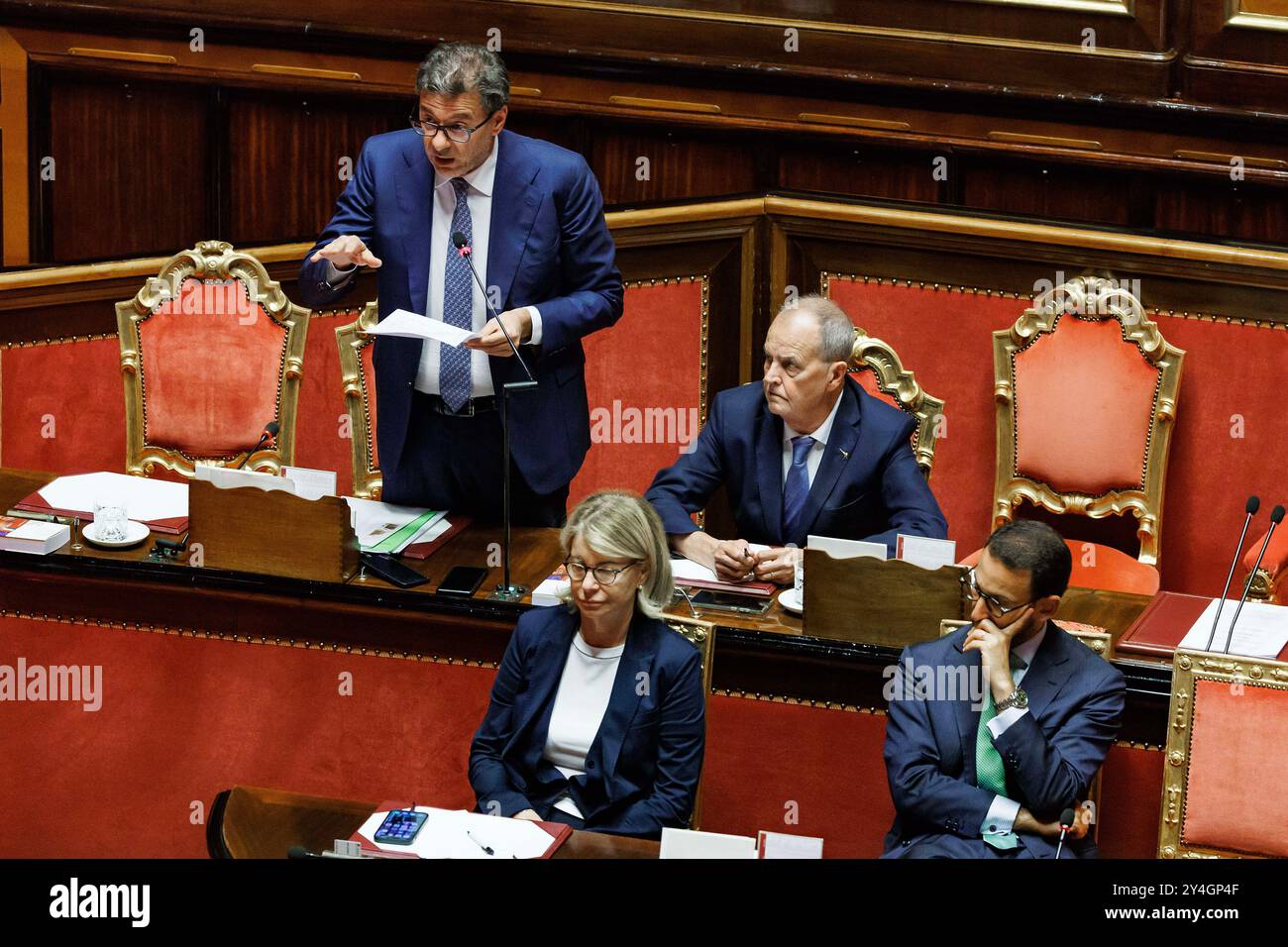 il ministro dell'economia Giancarlo Giorgetti, il ministro per gli affari regionali Roberto Calderoli e i sottosegretari all'economia Sandra Savino e Federico freni durante l'interpellanza sull'Autonomia differenziata nell'aula del Senato a Roma, Mercoled&#xec;, 18 settembre 2024 (foto Roberto Monaldo/LaPresse) Ministro dell'economia Giancarlo Giorgetti, ministro degli affari regionali Roberto Calderoli e la segreteria dell'economia a Roma durante il mercoledì nella camera differenziata del Senato Federico Savda, durante l'interpellini e la segreteria dell'economia Foto Stock