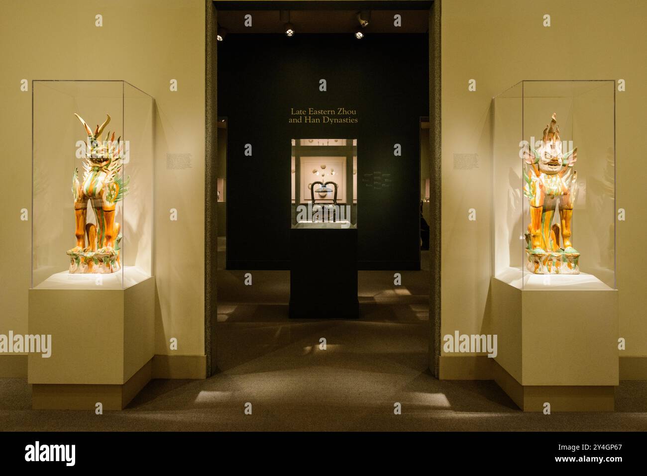 WASHINGTON DC - la tarda Eastern Zhou and Han Dynasties Gallery presso la Arthur M. Sackler Gallery di Washington DC. Questa mostra mostra mostra manufatti di due periodi cruciali della storia antica cinese, che vanno dal 500 a.C. al 220 d.C. circa, offrendo ai visitatori informazioni sugli sviluppi artistici, culturali e tecnologici della prima Cina imperiale. Foto Stock