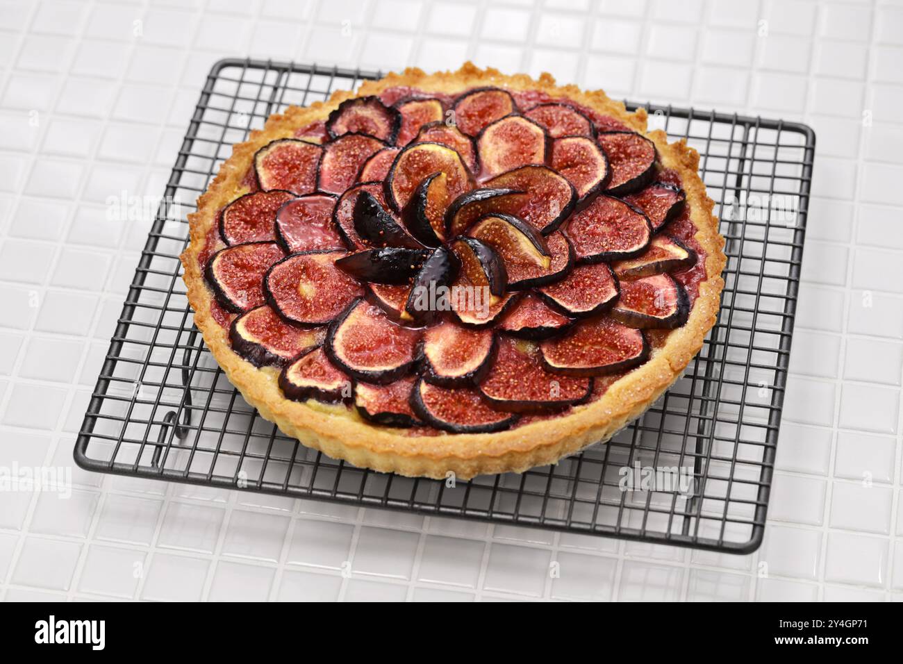 Crostata di fichi neri al forno, dessert francese Foto Stock