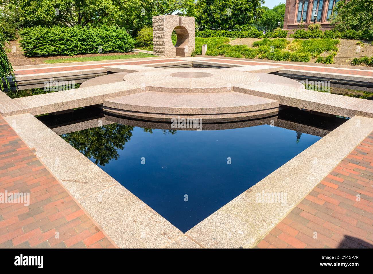 WASHINGTON DC, Stati Uniti: Il tranquillo Moongate Garden, situato nei pressi dello Smithsonian Institution, vicino al National Mall, è un rifugio tranquillo con sculture in granito e un design di ispirazione asiatica. Situato tra le gallerie Freer e Sackler, il giardino offre uno spazio tranquillo tra le vivaci attrazioni turistiche di Washington DC. Foto Stock