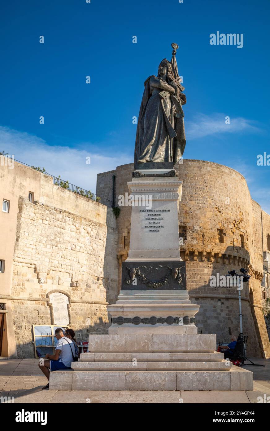 Il Monumento agli Eroi e ai Martiri del 14 agosto 1480 accanto all'Adriatico a Otranto, Puglia, Italia. Commemora 800 martiri cristiani kille Foto Stock