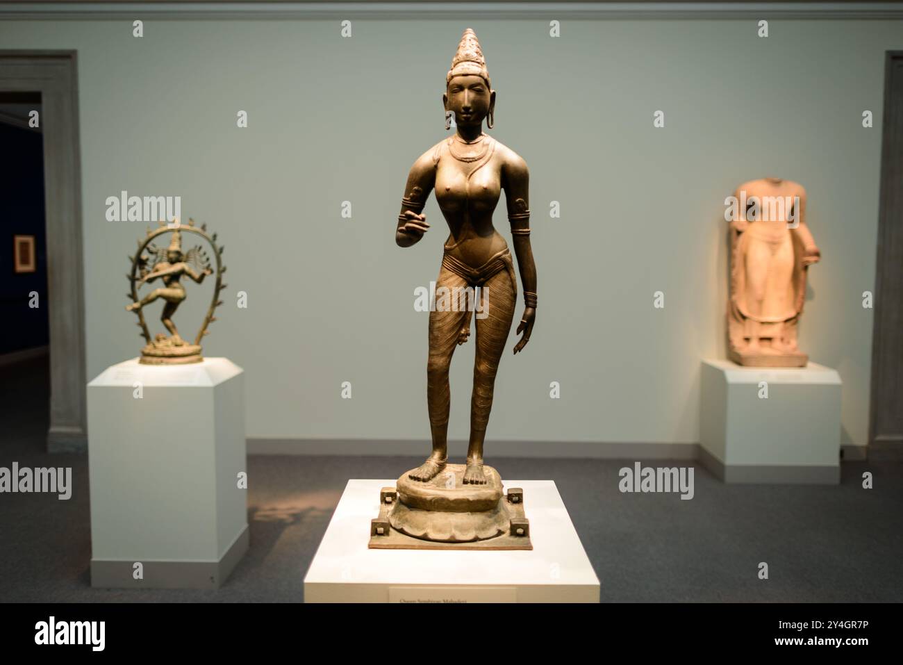 WASHINGTON DC - Una statua in bronzo della regina Sembiyan Mahadevi raffigurata come la dea Parvati, risalente al 990 d.C. circa, esposta alla Freer Gallery of Art di Washington DC. Questa squisita scultura indiana della dinastia Chola esemplifica le sofisticate tecniche di fusione in bronzo e l'intricata iconografia dell'arte indù dell'India meridionale. Foto Stock