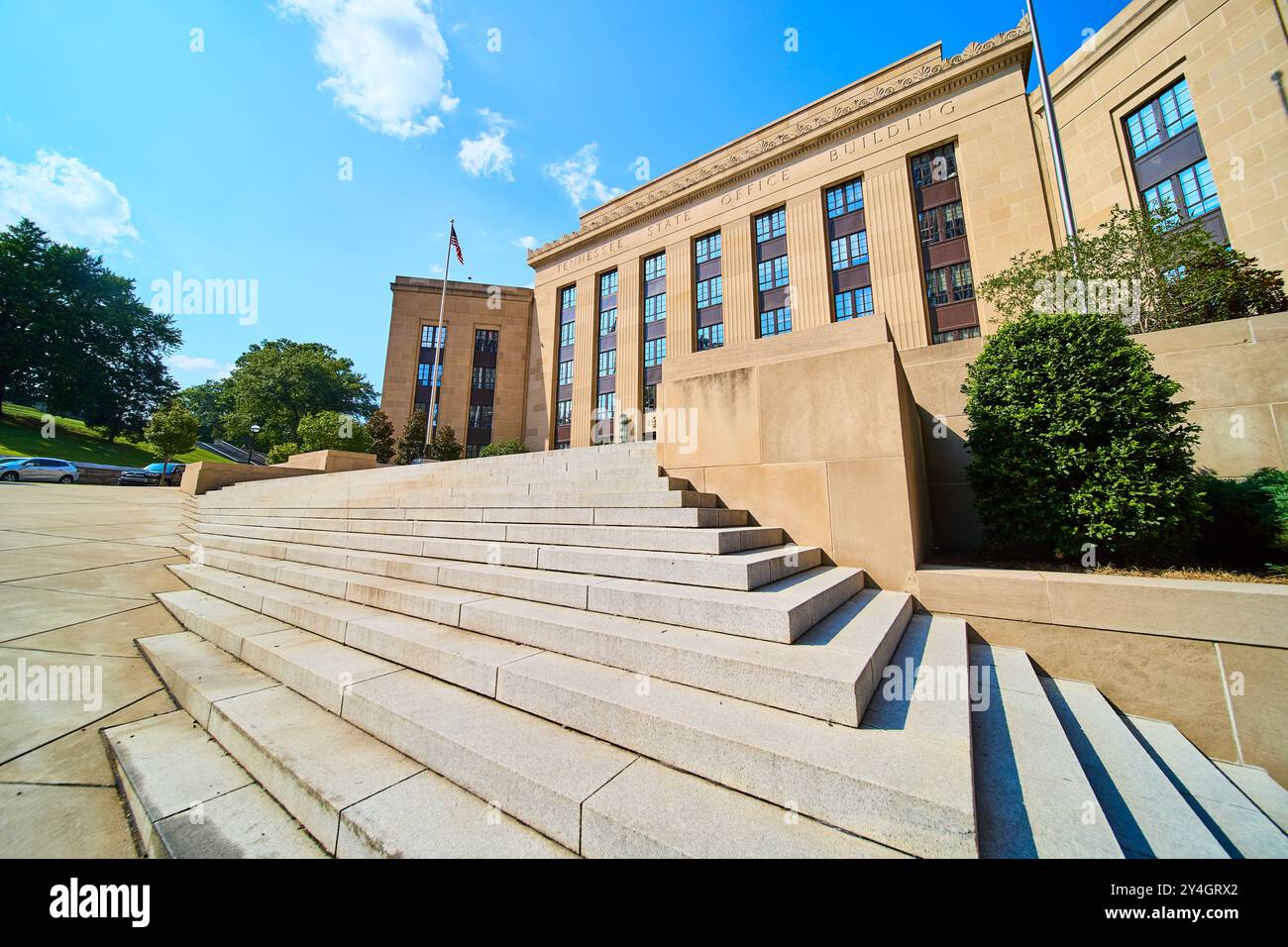 Facciata dell'edificio degli uffici dello stato del Tennessee con vista della Flag Low Angle Foto Stock