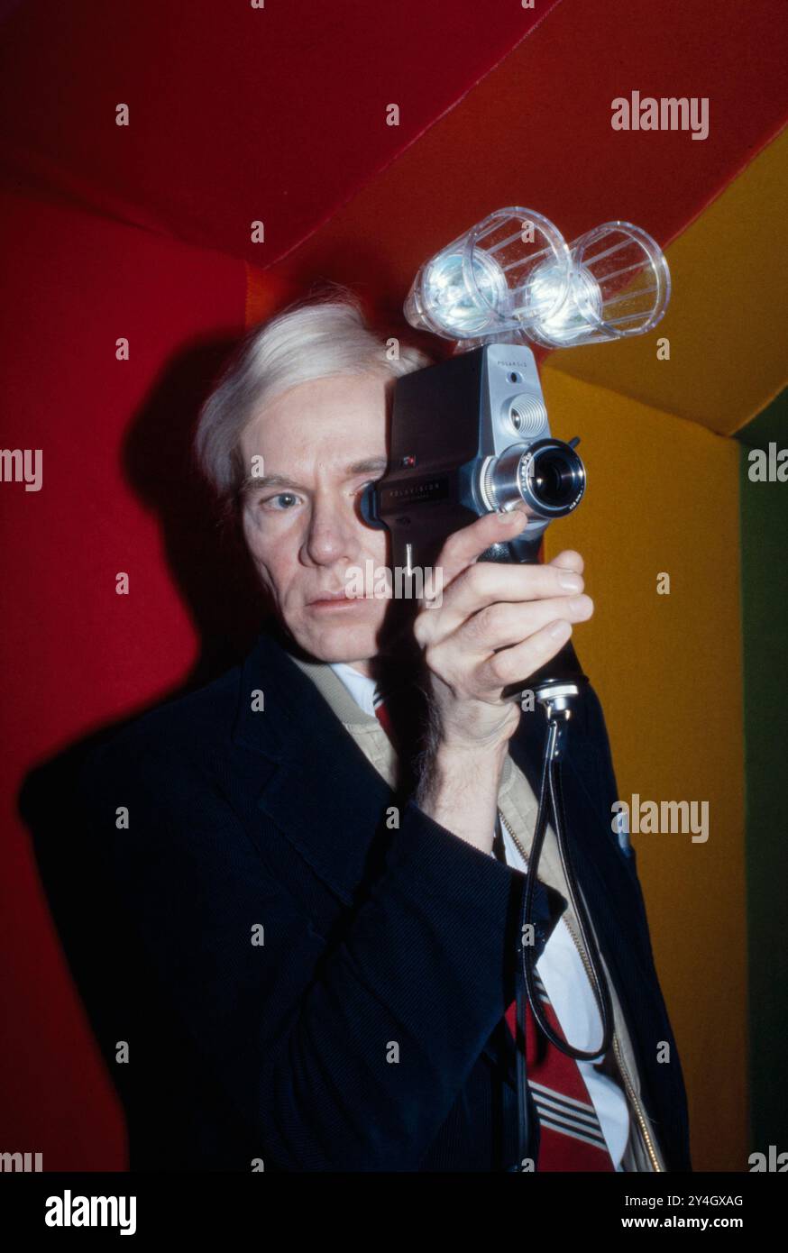 Andy Warhol - uno dei più importanti artisti americani della seconda metà del XX secolo - con una polaroide - polavisione, c 1977 - foto di Bernard Gotfryd Foto Stock