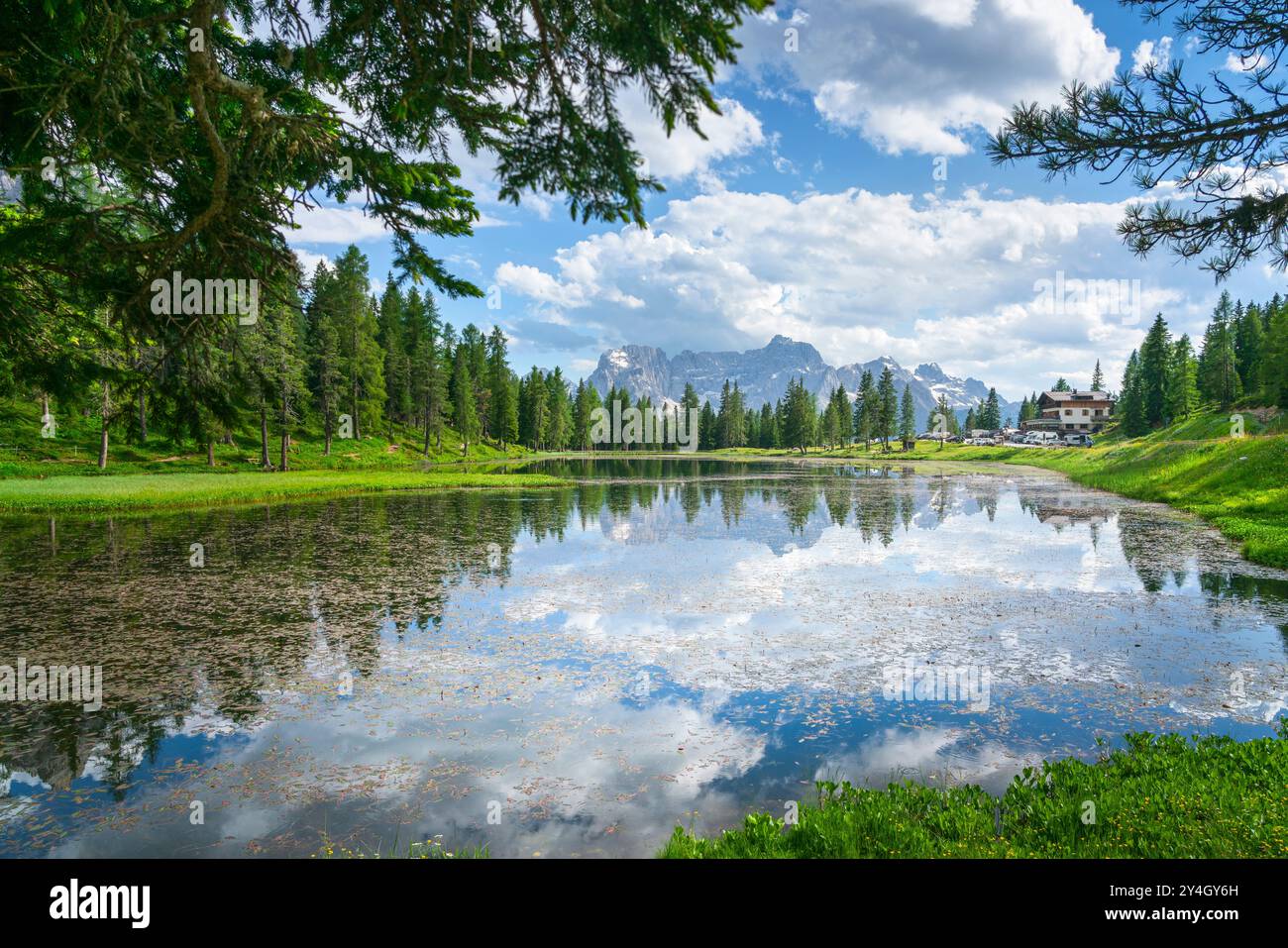 Lago Antorno e monti Sorapiss sullo sfondo. Montagne dolomitiche. Auronzo di Cadore, provincia di Belluno, regione Veneto, Italia, Europa. Foto Stock