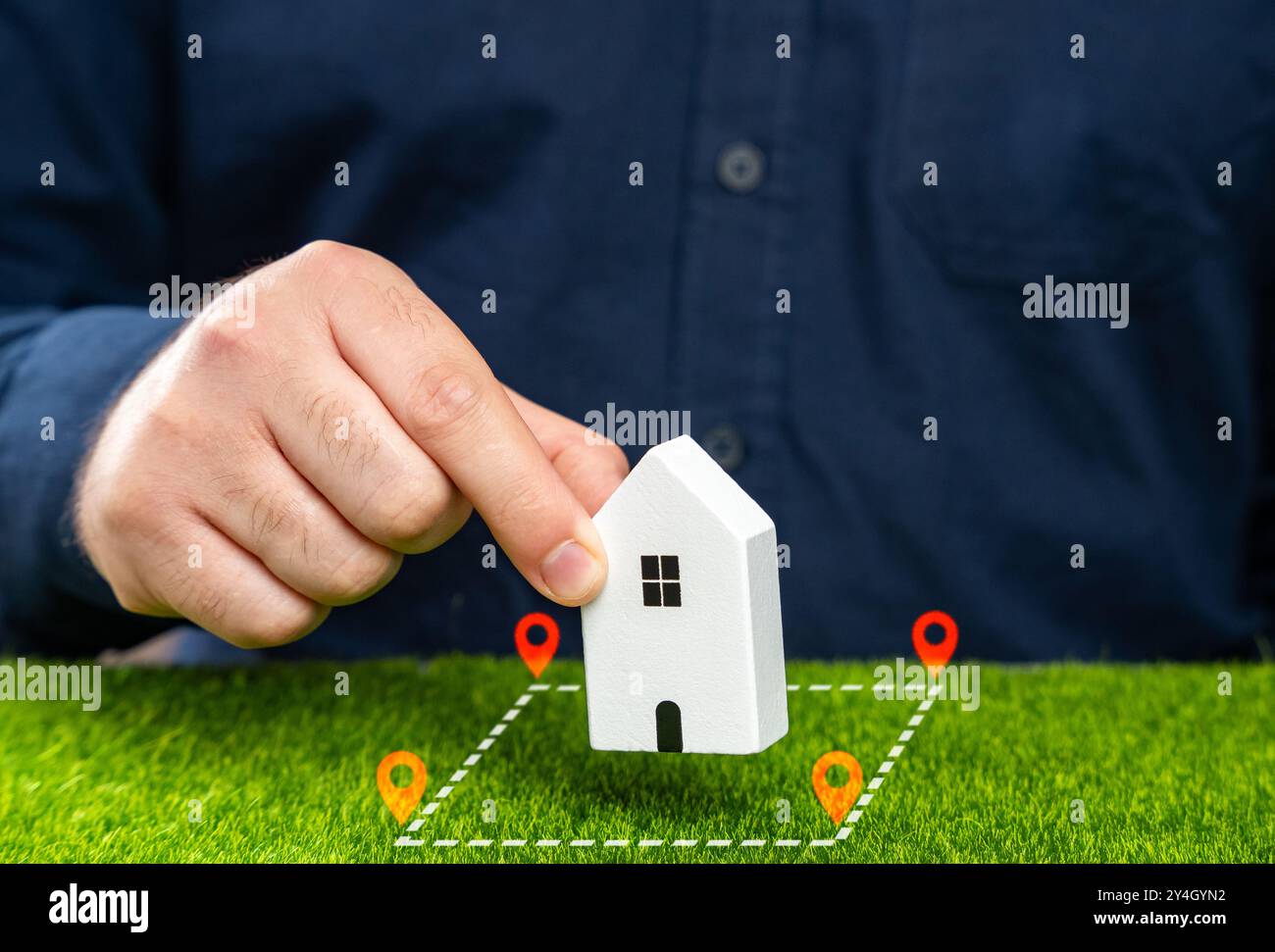 Comprate un terreno per una casa. Costruisci una casa sulla trama. Suddivisione in zone e utilizzo della terra. Titolo e proprietà. Permessi e approvazioni edilizie. Fasi di costruzione. Accesso a. Foto Stock