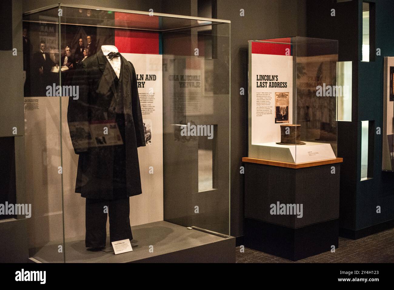 WASHINGTON DC, Stati Uniti - il cappotto da ufficio del presidente Abraham Lincoln, esposto al National Museum of American History, rappresenta l'abbigliamento quotidiano del 16° presidente americano. Questo manufatto personale offre un'idea della vita quotidiana di Lincoln durante la sua presidenza e l'era della guerra civile. Foto Stock