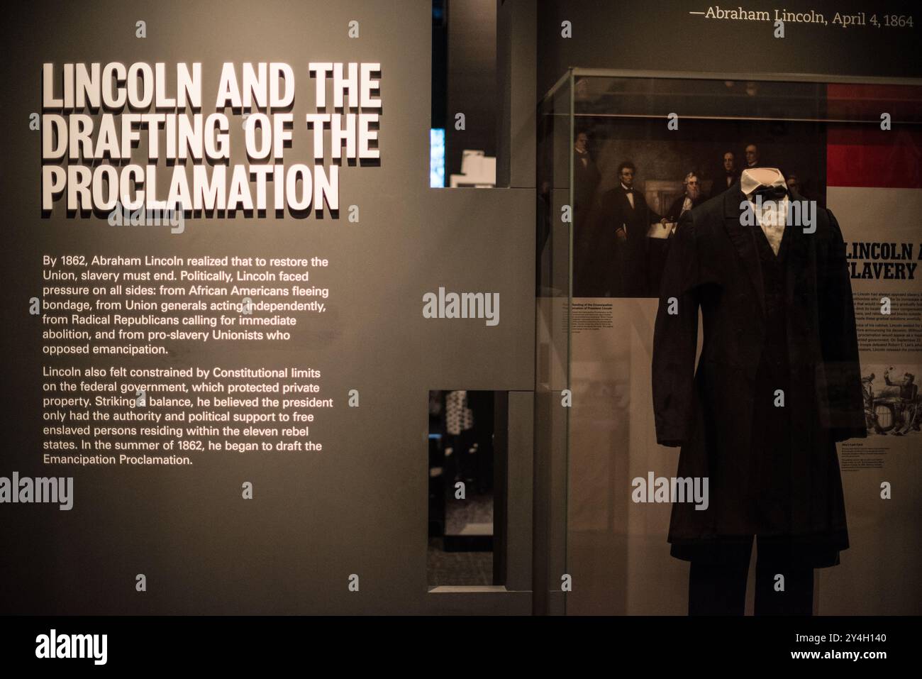 Enecipation Proclamation Exhibit National Museum of American History Washington DC // WASHINGTON DC - pannello espositivo che illustra la stesura di Lincoln della proclama di emancipazione, parte di "Changing America" al National Museum of American History. La mostra collega il proclama del 1863 con la marcia su Washington del 1963, esplorando temi di democrazia, giustizia e libertà che coprono 100 anni. Foto Stock