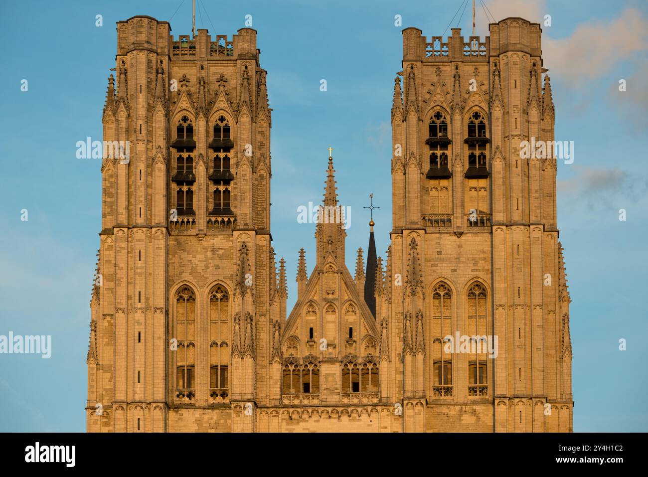 BRUXELLES, Belgio — le distintive torri gemelle della Cattedrale di San Michael e St. Gudula cattura la luce dorata degli ultimi raggi di sole per il giorno. Situata in posizione prominente su una collina nel centro di Bruxelles, l'attuale cattedrale risale al 13th° secolo, sebbene una chiesa sia stata presente in questo sito almeno dal 11th° secolo. È la cattedrale nazionale del Belgio e sede di incoronazioni reali e matrimoni. Foto Stock