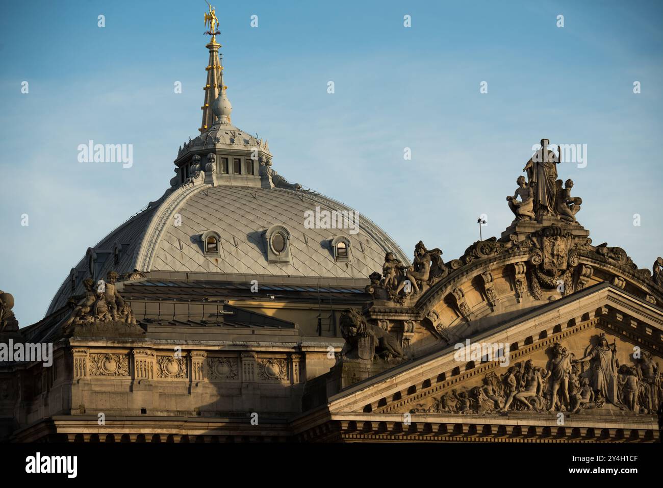 Bruxelles Stock Exchange Architecture Bruxelles Belgio // BRUXELLES, Belgio — l'edificio della Borsa di Bruxelles (Bourse de Bruxelles/Beurs van Brussel) presenta elaborati stili architettonici neorinascimentali e del secondo Impero. Costruita tra il 1868 e il 1873, la struttura presenta opere scultoree ornate di famosi artisti tra cui Auguste Rodin. Questa storica istituzione finanziaria testimonia la grandezza architettonica belga del XIX secolo. Foto Stock