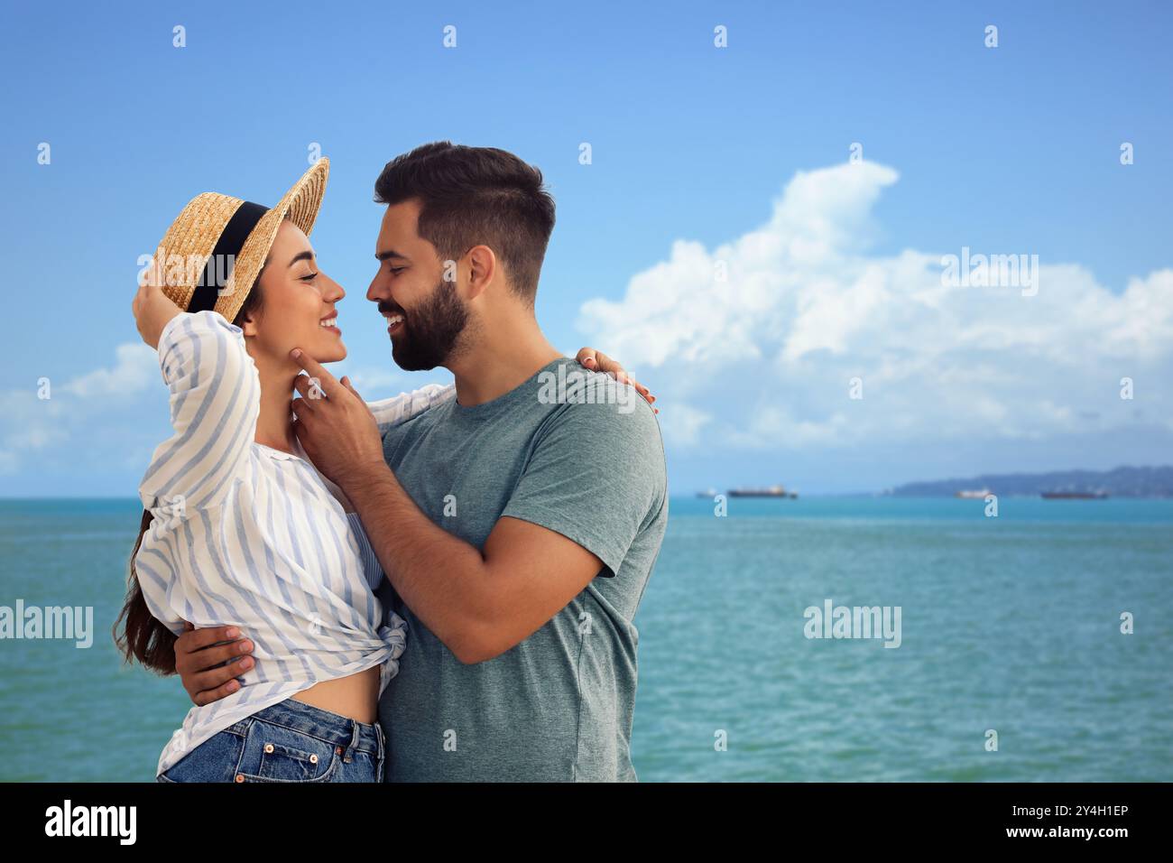 Sposi sposi felici che si divertono la loro luna di miele. Coppia sorridente vicino al mare Foto Stock