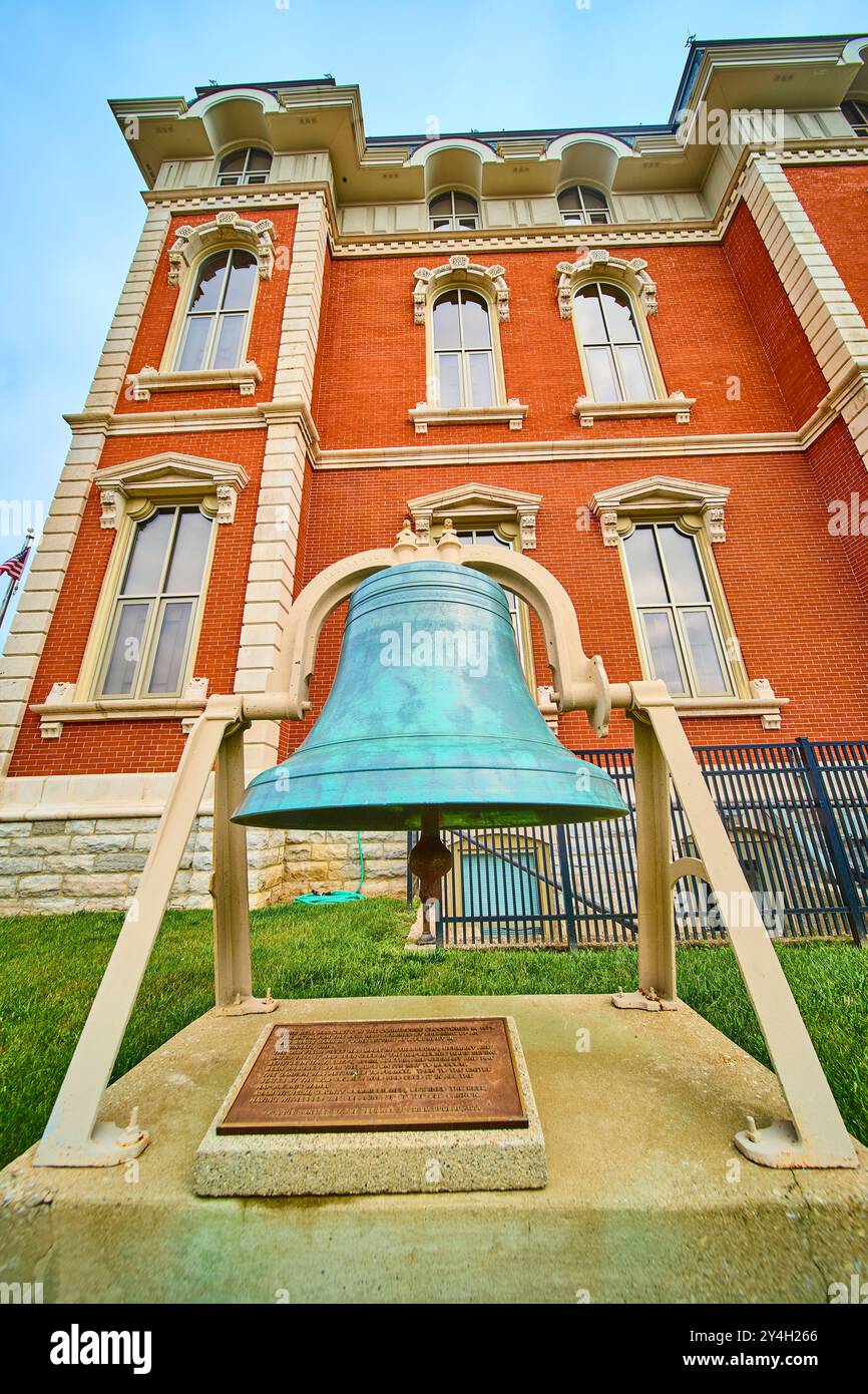 Storico tribunale Bell Defiance Ohio Low Angle Perspective Foto Stock