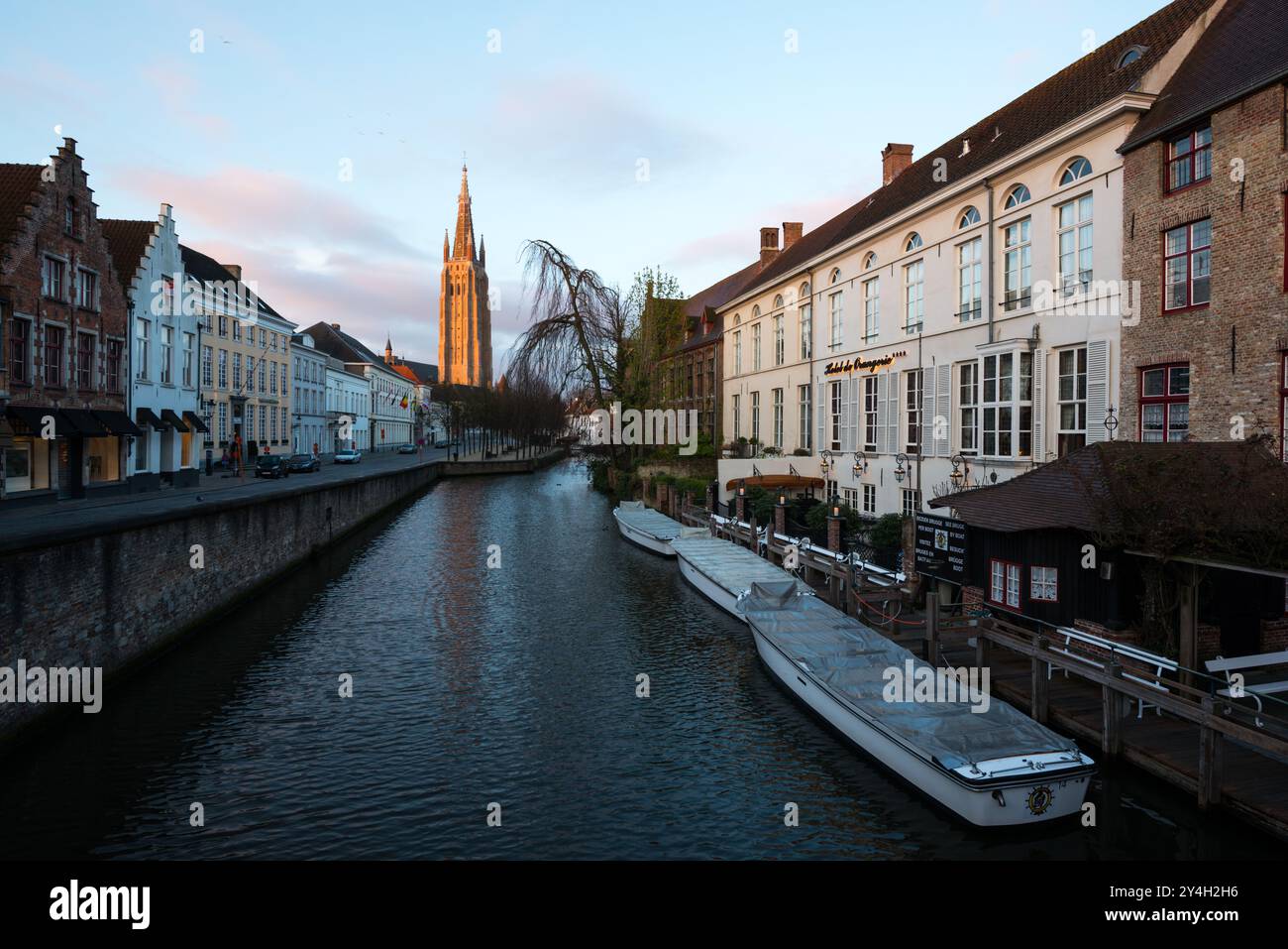 BRUGES, Belgio: I canali medievali di Bruges mostrano la storica rete di canali navigabili della città, fiancheggiata da un'architettura gotica ben conservata. Questi suggestivi corsi d'acqua, che fanno guadagnare a Bruges il soprannome di "Venezia del Nord", riflettono secoli di commercio marittimo e sviluppo urbano. Il sistema di canali rimane centrale per lo status di patrimonio mondiale dell'UNESCO della città. Foto Stock