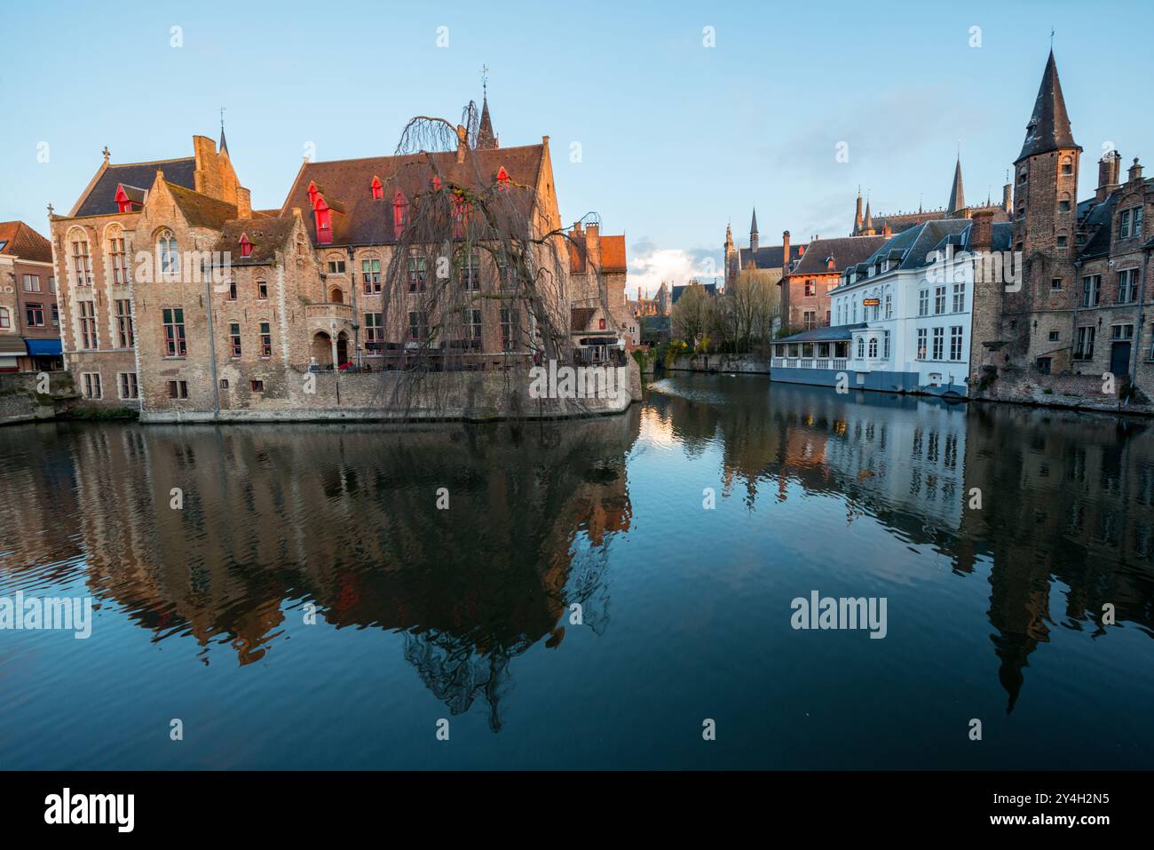 Canali di Bruges architettura gotica Bruges Belgio // BRUGES, Belgio - i canali medievali di Bruges mostrano la storica rete di canali navigabili della città, fiancheggiata da un'architettura gotica ben conservata. Questi suggestivi corsi d'acqua, che fanno guadagnare a Bruges il soprannome di "Venezia del Nord", riflettono secoli di commercio marittimo e sviluppo urbano. Il sistema di canali rimane centrale per lo status di patrimonio mondiale dell'UNESCO della città. Foto Stock