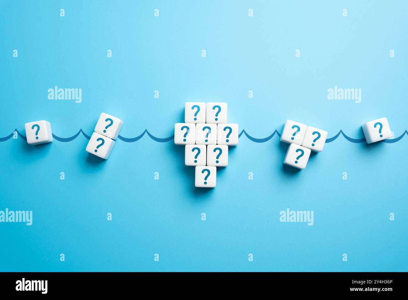 Cose sconosciute sotto forma di iceberg. Cose inesplorate. Semplice e complesso con significati più profondi. Cercare informazioni. Foto Stock