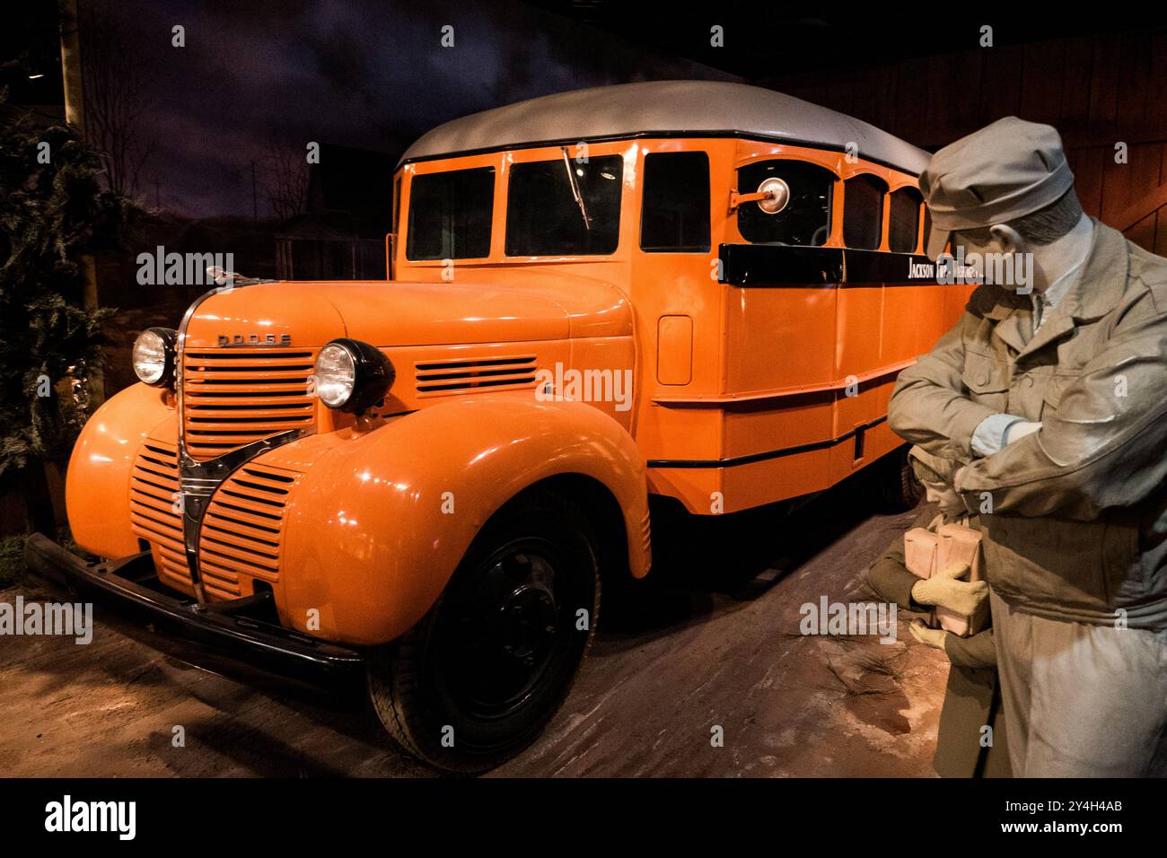Vintage School Bus National Museum of American History Washington DC // WASHINGTON D.C. - Uno scuolabus americano d'epoca è esposto allo Smithsonian National Museum of American History. L'iconico veicolo giallo rappresenta l'evoluzione dei sistemi di trasporto degli studenti americani che si diffusero a metà del XX secolo. Il National Museum of American History, parte dello Smithsonian Institution, ospita ampie collezioni che documentano lo sviluppo culturale e tecnologico americano. Il museo è stato inaugurato nel 1964 e si trova sul National Mall. Lo Smithsonian Institution, Establis Foto Stock