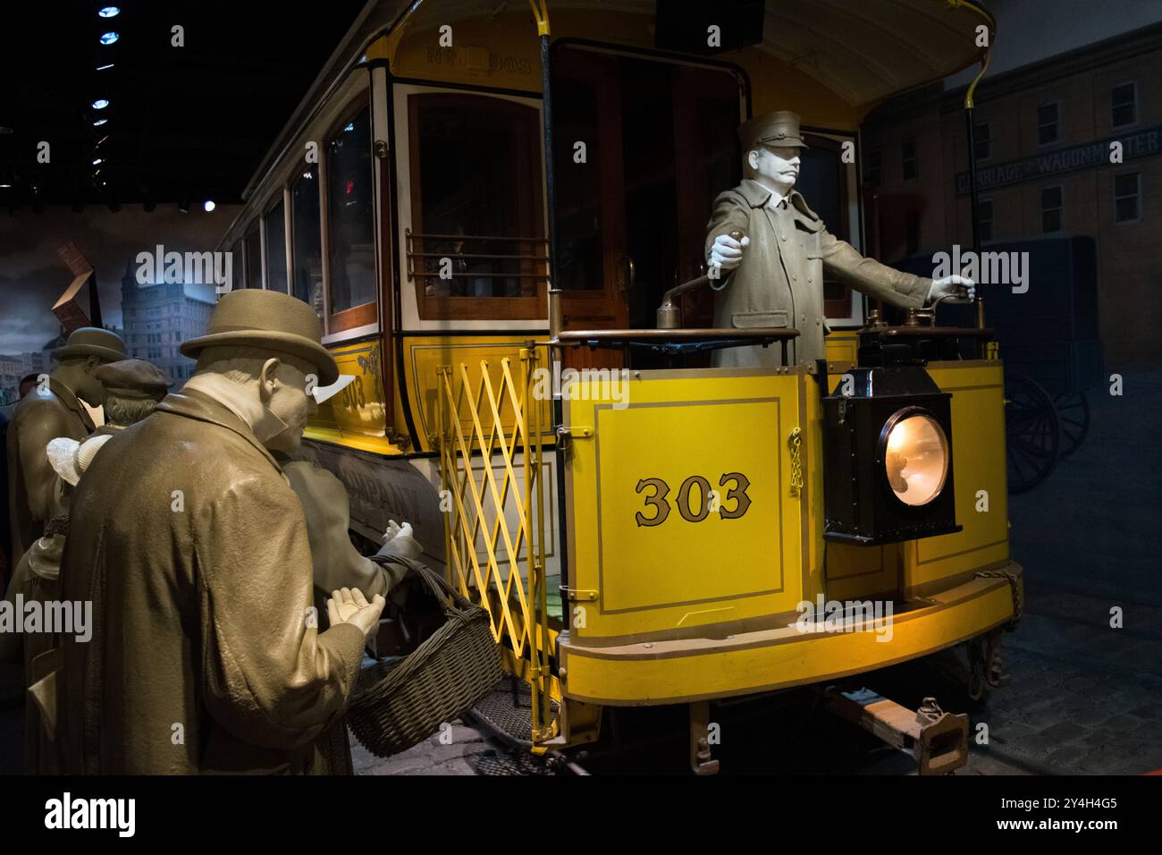 Capital Traction Company Streetcar No 303 Washington DC // WASHINGTON DC — Electric Streetcar, Capital Traction Company No. 303 rappresenta il primo sistema di trasporto urbano di Washington D.C. dalla fine del XIX secolo. Costruita nel 1898 dalla American Car Company di St. Louis, Missouri, questa automobile elettrica a quattro ruote era una delle sedici costruite per la Capital Traction Company e operava sulla 7th Street line da Wharves a Boundary Street (ora Florida Avenue). Il tram è servito come un'auto a motore che trainava regolarmente rimorchi leggeri fino al suo ritiro dal servizio regolare in Foto Stock