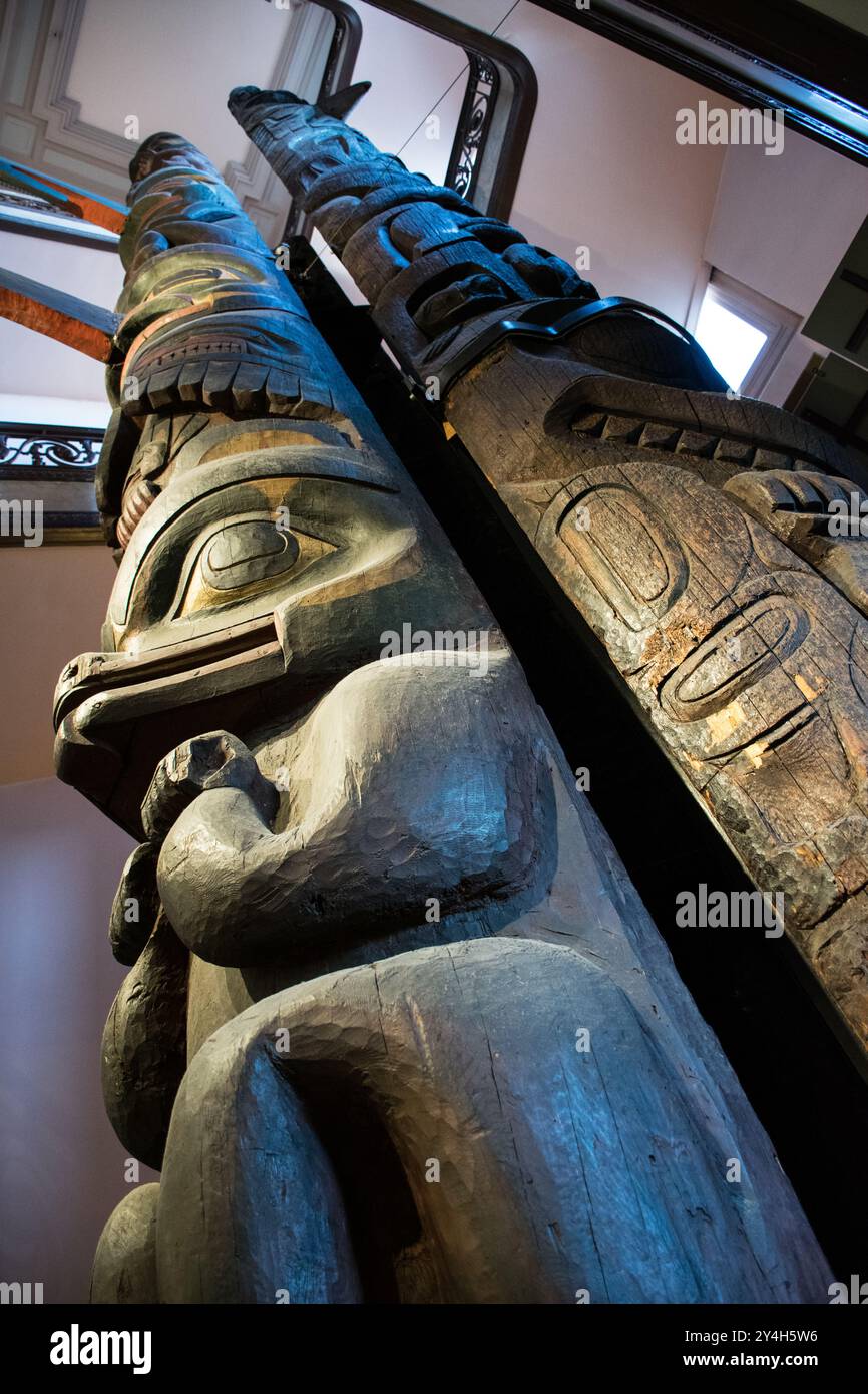 Tsimshian Totem Pole Grizzly Bear Smithsonian Washington DC // WASHINGTON DC — Una somiglianza di un orso grizzly forma la parte inferiore di un totem Tsimshian del XIX secolo dalla costa nordoccidentale americana, in mostra allo Smithsonian National Museum of Natural History. Il totem rappresenta significativi simboli culturali del popolo Tsimshian, i cui territori tradizionali abbracciano parti dell'attuale Columbia Britannica, del Canada e dell'Alaska sud-orientale. I pali totem servivano tipicamente come creste di famiglia, documenti storici o monumenti commemorativi all'interno delle culture indigene della costa nord-occidentale. Lo Smithson Foto Stock