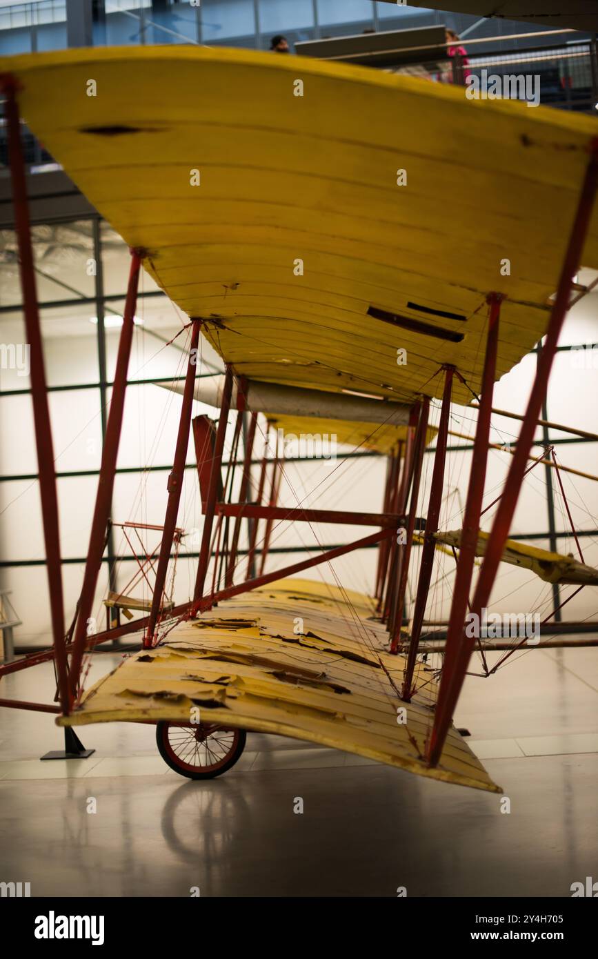 Baldwin Red Devil Aircraft Udvar-Hazy Center Chantilly Virginia // CHANTILLY, Virginia, Stati Uniti — il Baldwin Red Devil Aircraft del 1911 si trova presso lo Smithsonian's Steven F. Udvar-Hazy Center. Questo raro esempio di tecnologia aeronautica precoce rappresenta un periodo cruciale nello sviluppo aerospaziale americano. L'aereo esemplifica il primo design biplano dell'era pionieristica del volo a motore. Foto Stock