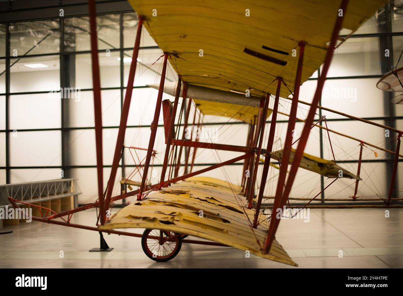 Baldwin Red Devil Aircraft Udvar-Hazy Center Chantilly Virginia // CHANTILLY, Virginia, Stati Uniti — il Baldwin Red Devil Aircraft del 1911 si trova presso lo Smithsonian's Steven F. Udvar-Hazy Center. Questo raro esempio di tecnologia aeronautica precoce rappresenta un periodo cruciale nello sviluppo aerospaziale americano. L'aereo esemplifica il primo design biplano dell'era pionieristica del volo a motore. Foto Stock
