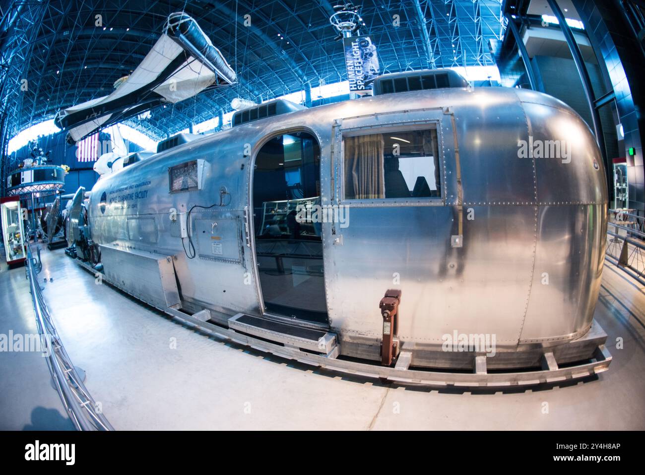 Apollo 11 Mobile Quarantine Facility Udvar-Hazy Center Chantilly Virginia // CHANTILLY, Virginia, Stati Uniti — The Mobile Quarantine Facility (MQF), un rimorchio Airstream convertito utilizzato dagli astronauti Apollo 11 per 65 ore al loro ritorno dalla luna, è in mostra allo Steven F. Udvar-Hazy Center dello Smithsonian National Air and Space Museum. Questo artefatto unico rappresenta una parte importante del protocollo della missione Apollo 11 e della storia delle prime esplorazioni spaziali. Foto Stock