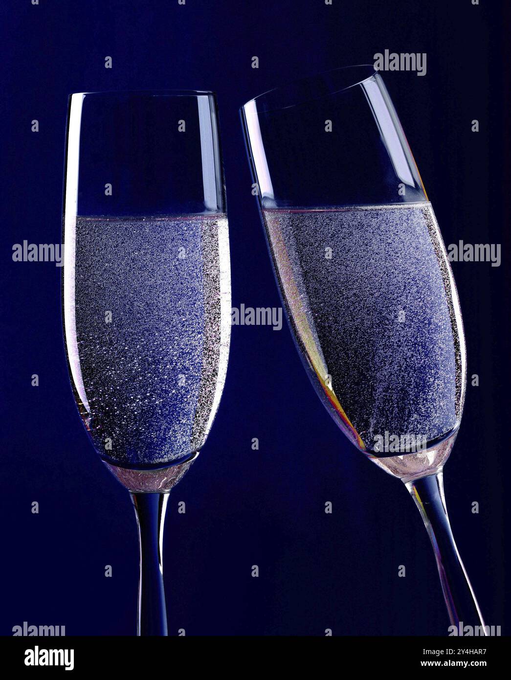 Due bicchieri con champagne, calice di champagne, calici di champagne, calice di champagne, festa, festeggiamenti, Capodanno, studio Foto Stock