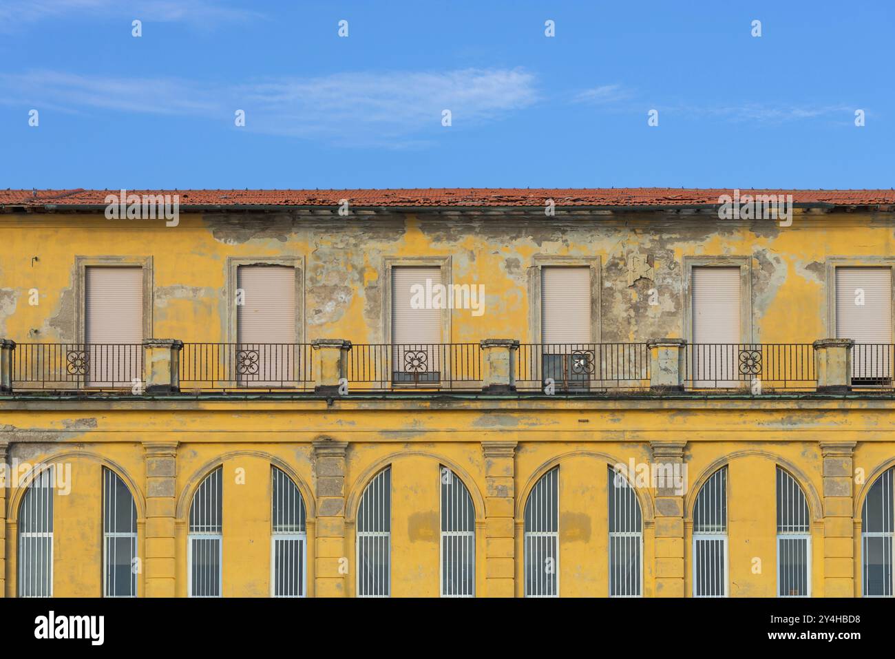 Facciata di un vecchio bagno, architettura, edificio, fatiscente, proprietà, vuoto, nessuno, posto vacante, crisi, crisi immobiliare, Italia, Europa Foto Stock