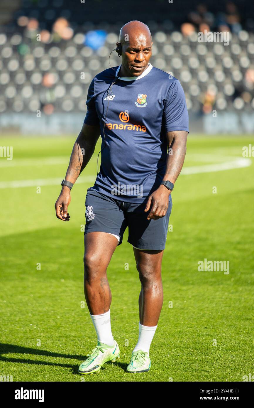 Wayne Andrews sta guardando durante il riscaldamento a Forest Green Rovers vs Wealdstone FC 14/09/24 Foto Stock