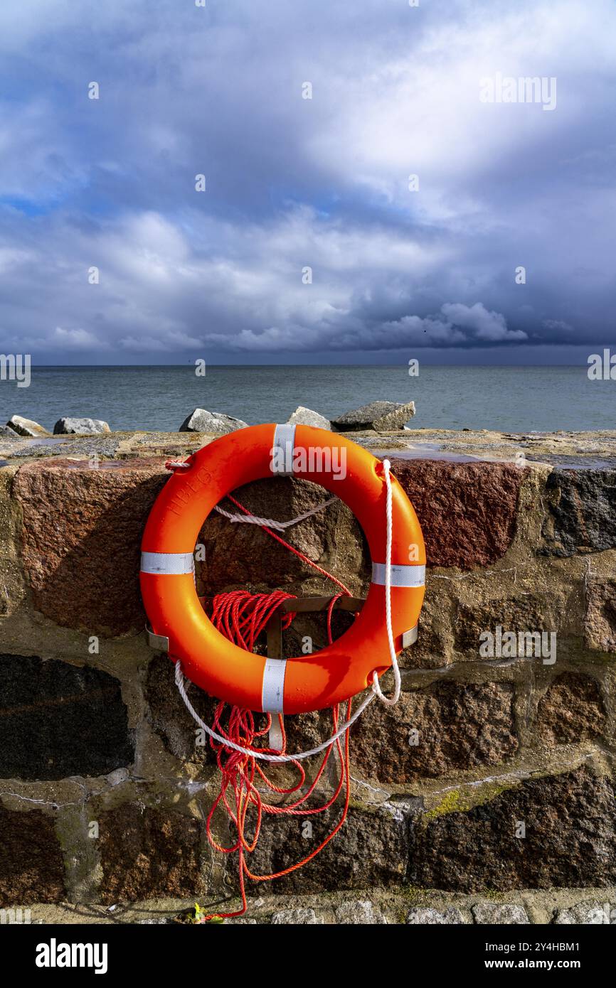 Il porto di Sassnitz, l'isola di Ruegen, il molo, la diga del porto, le nuvole di pioggia scura, lifebuoy, gabbiano, Meclemburgo-Pomerania occidentale, Germania, Europa Foto Stock