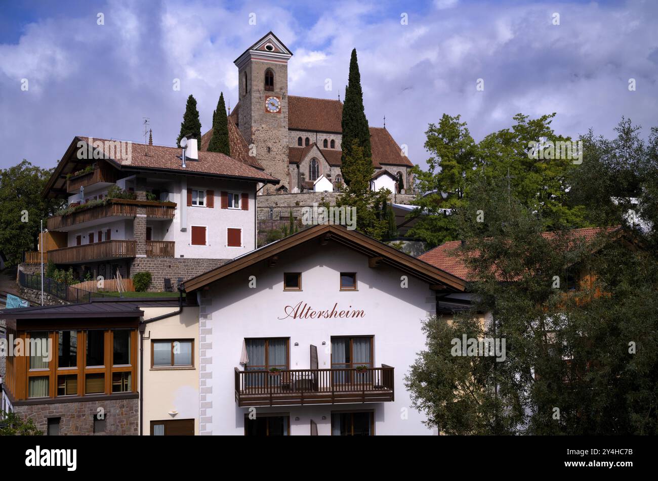 Casa degli anziani, nuova Chiesa Parrocchiale dell'assunzione della Vergine Maria, scena, alto Adige, Provincia Autonoma di Bolzano, Italia, Europa Foto Stock