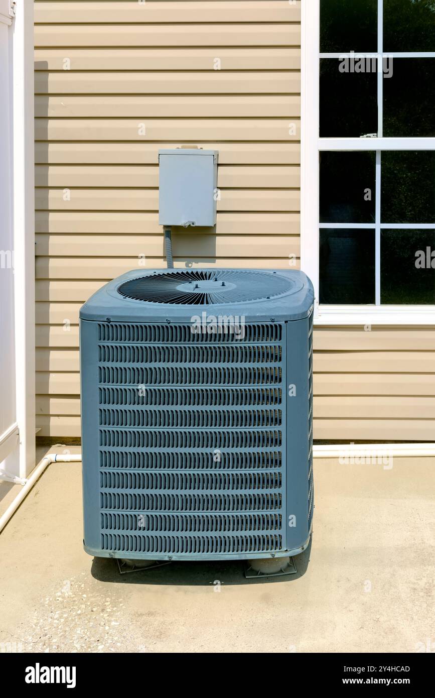 Immagine verticale di un'unità HVAC esterna su un patio condominiale. Foto Stock