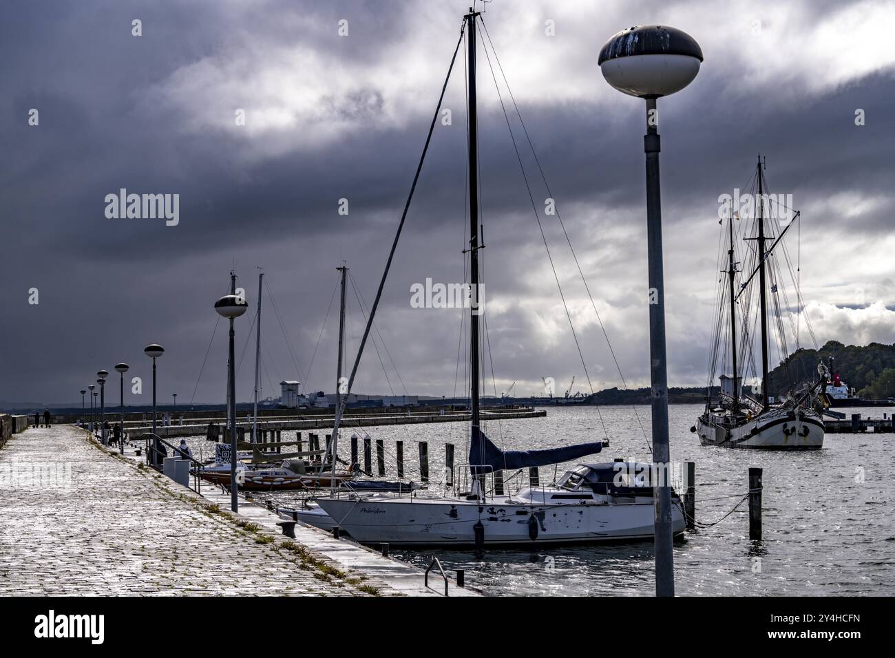 Il porto cittadino di Sassnitz, l'isola di Ruegen, Mole Meclemburgo-Vorpommern, Germania, Europa Foto Stock
