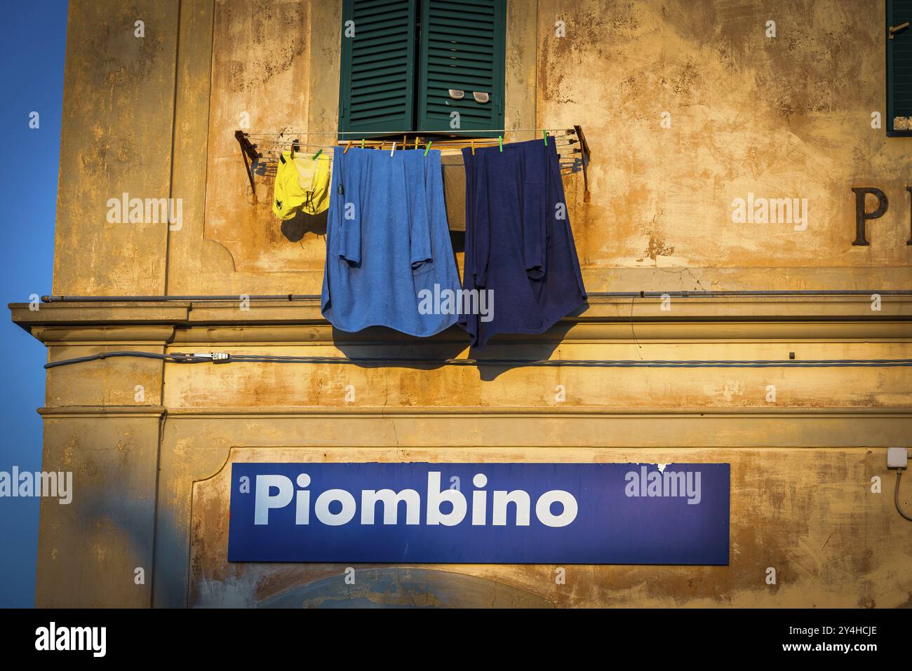 Lavanderia ad asciugare, dilapidata, stoffa, lavaggio, parete della casa, Piombino, Italia, Europa Foto Stock