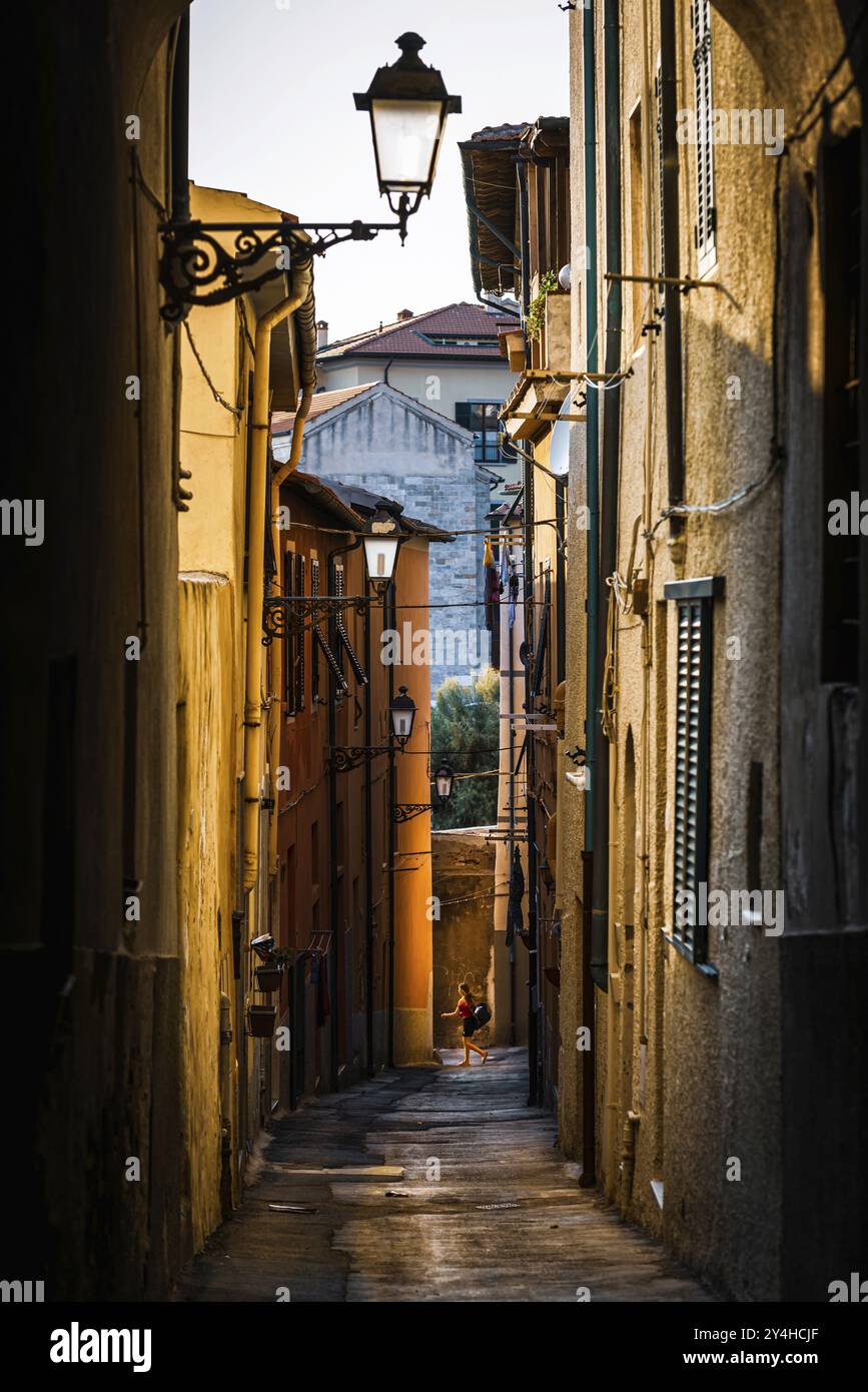 Vicolo con case colorate, città, Mediterraneo, città, turismo, viaggi, architettura, a Piombino, Toscana, Italia, Europa Foto Stock