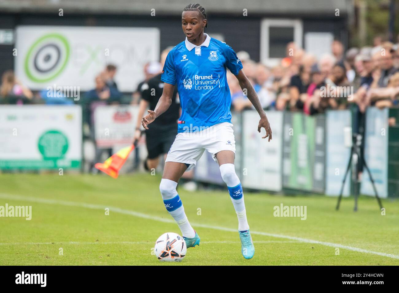 Kalum Cesay alla ricerca di un pass a Wealdstone FC vs York City 7/09/24 Foto Stock