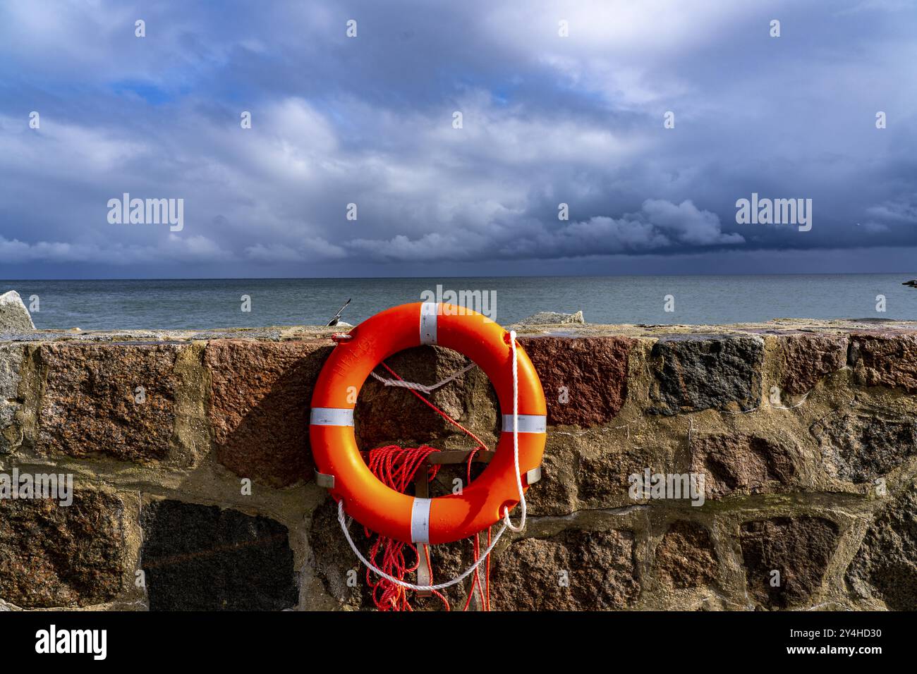 Il porto di Sassnitz, l'isola di Ruegen, il molo, la diga del porto, le nuvole di pioggia scura, lifebuoy, Meclemburgo-Vorpommern, Germania, Europa Foto Stock