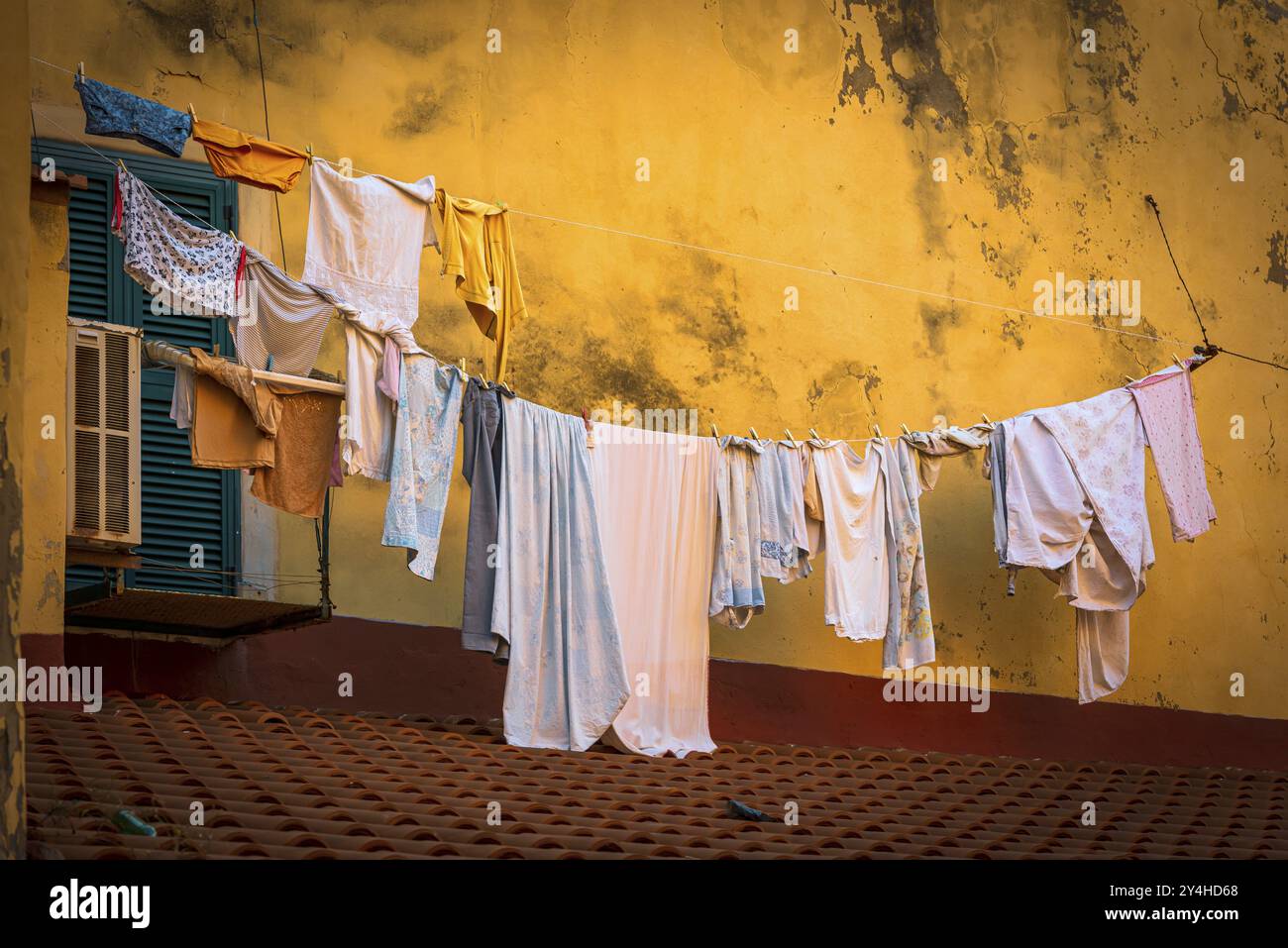 Lavanderia per asciugare, dilapidata, stoffa, lavare, muro della casa, Italia, Europa Foto Stock