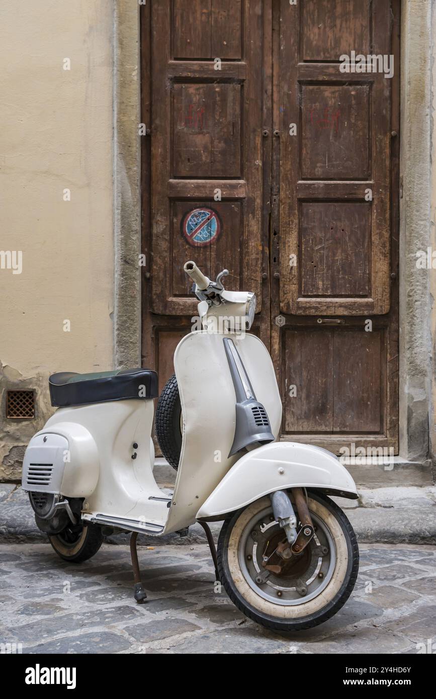 Vecchio scooter, moto, mobile, traffico vintage, retrò. benzina, motore a combustione, transizione energetica Foto Stock